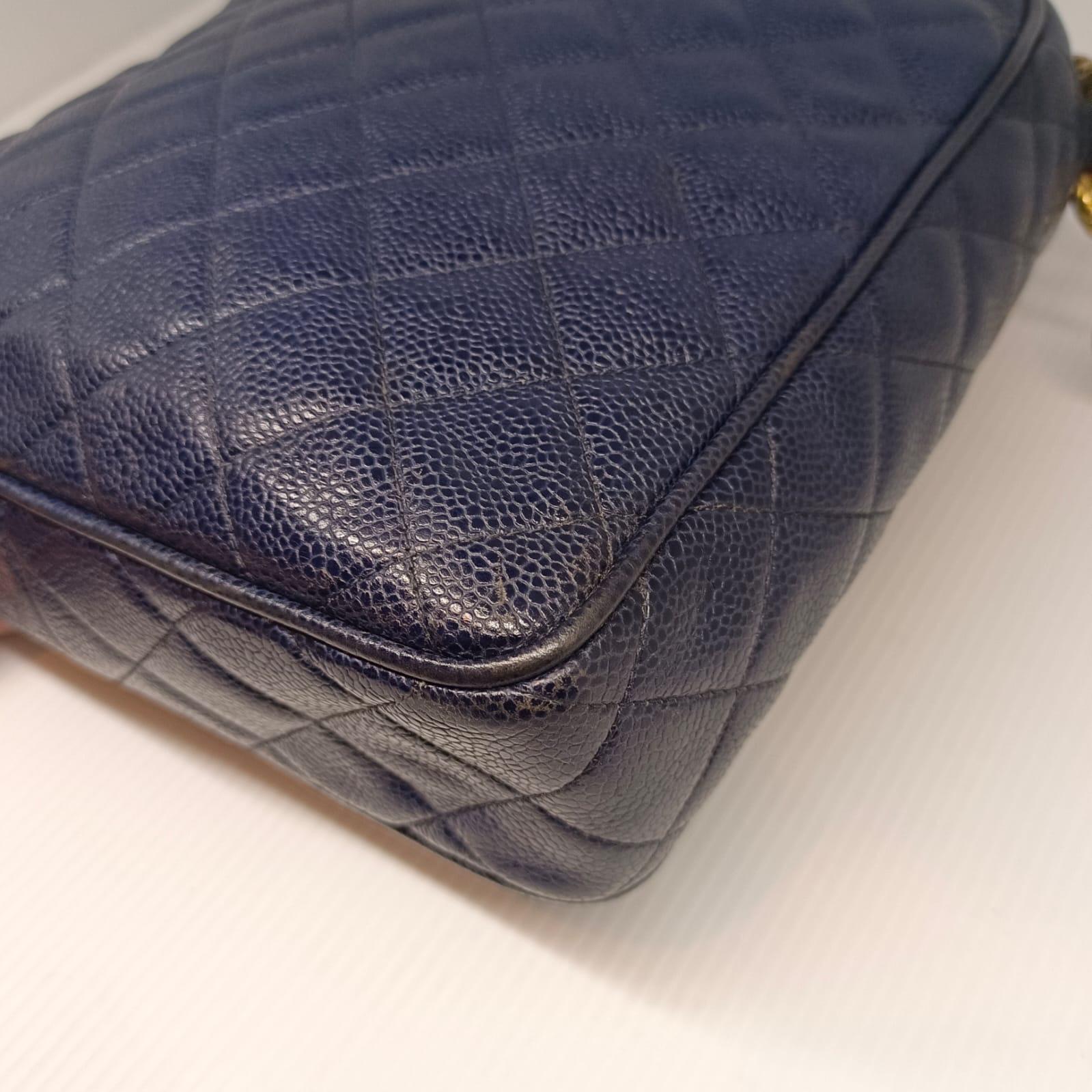 Chanel Marineblaue Kaviar-Sling Bag in Kaviar im Angebot 2