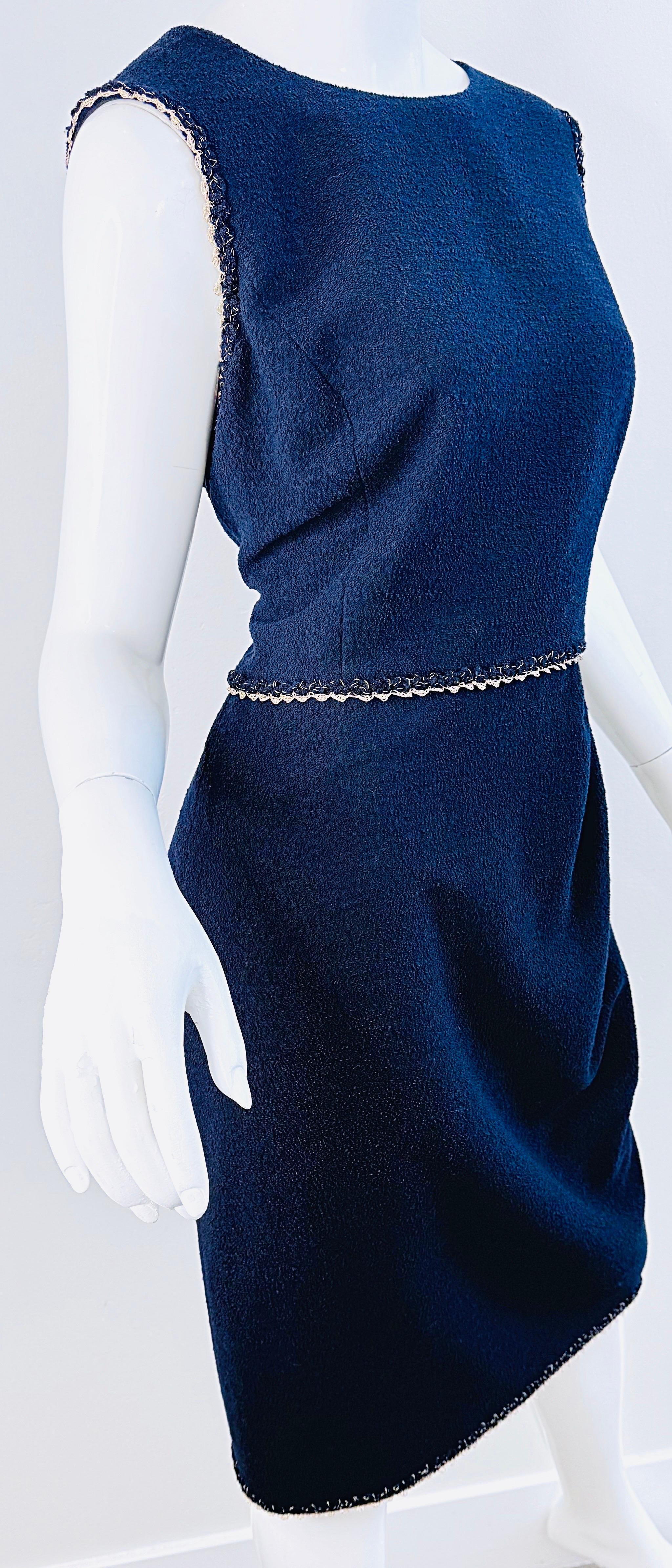 Vintage Chanel Navy Bouclé Sheath Dress FR44 Chain Trim CC Logo Zip en vente 5