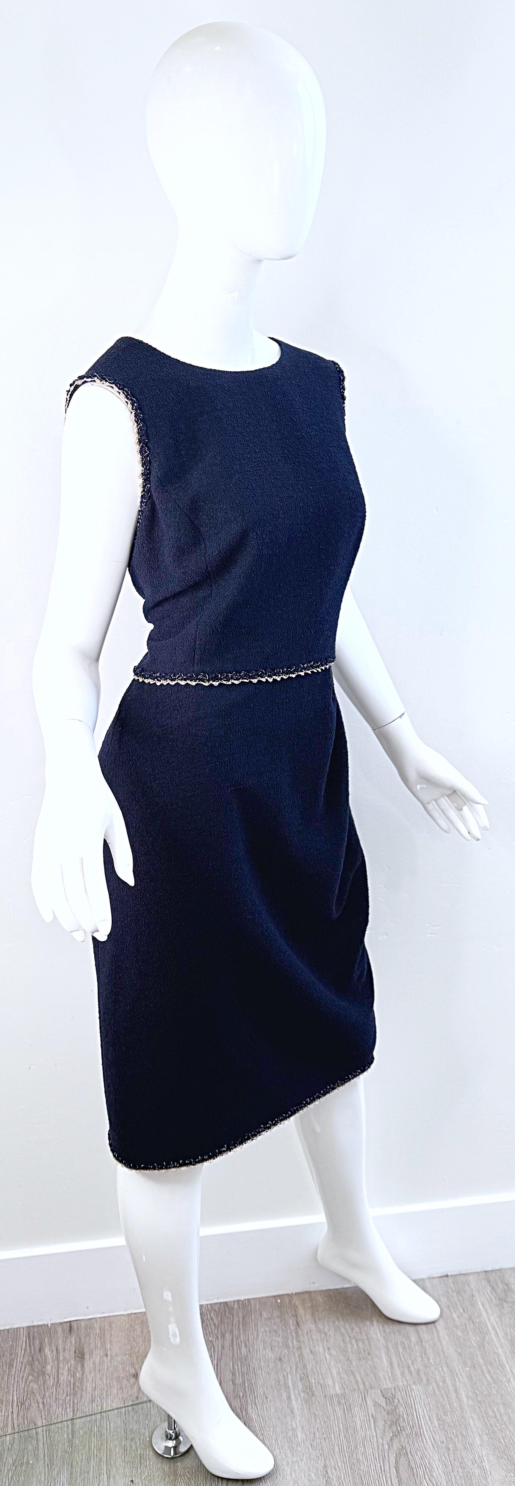 Vintage Chanel Navy Bouclé Sheath Dress FR44 Chain Trim CC Logo Zip en vente 7