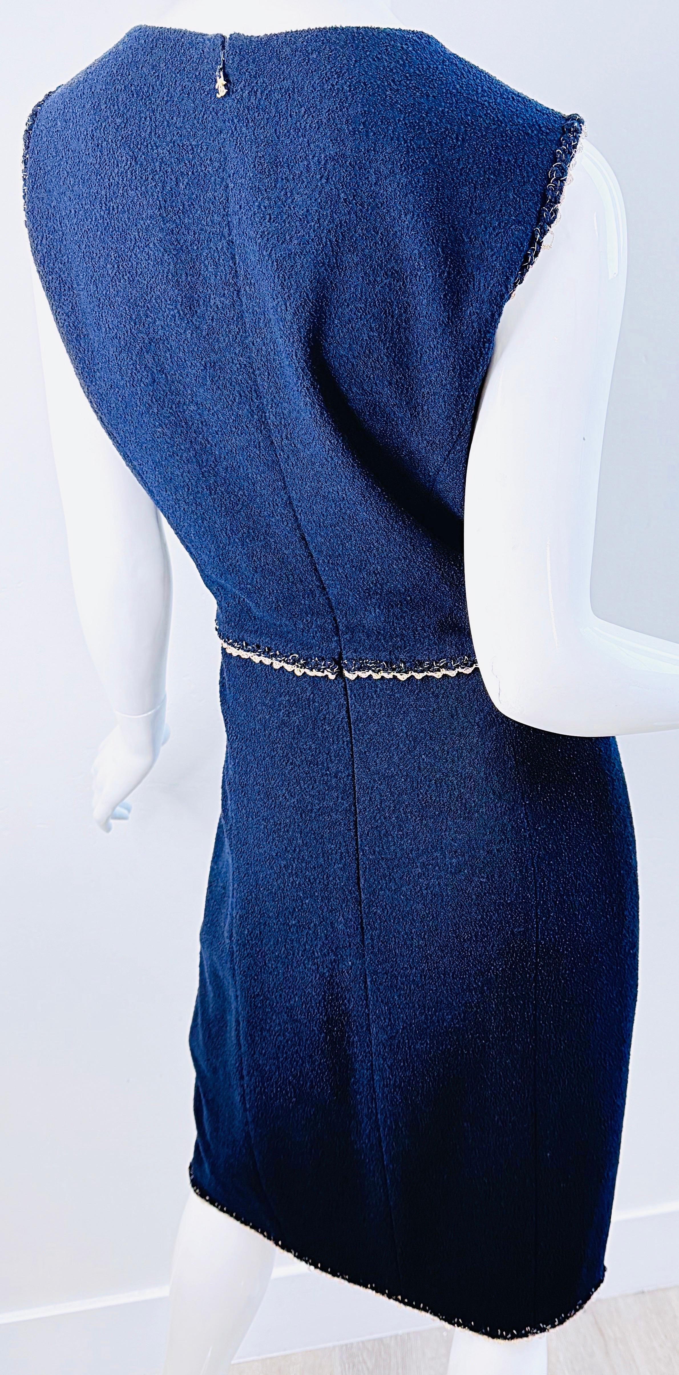 Vintage Chanel Navy Bouclé Sheath Dress FR44 Chain Trim CC Logo Zip en vente 8