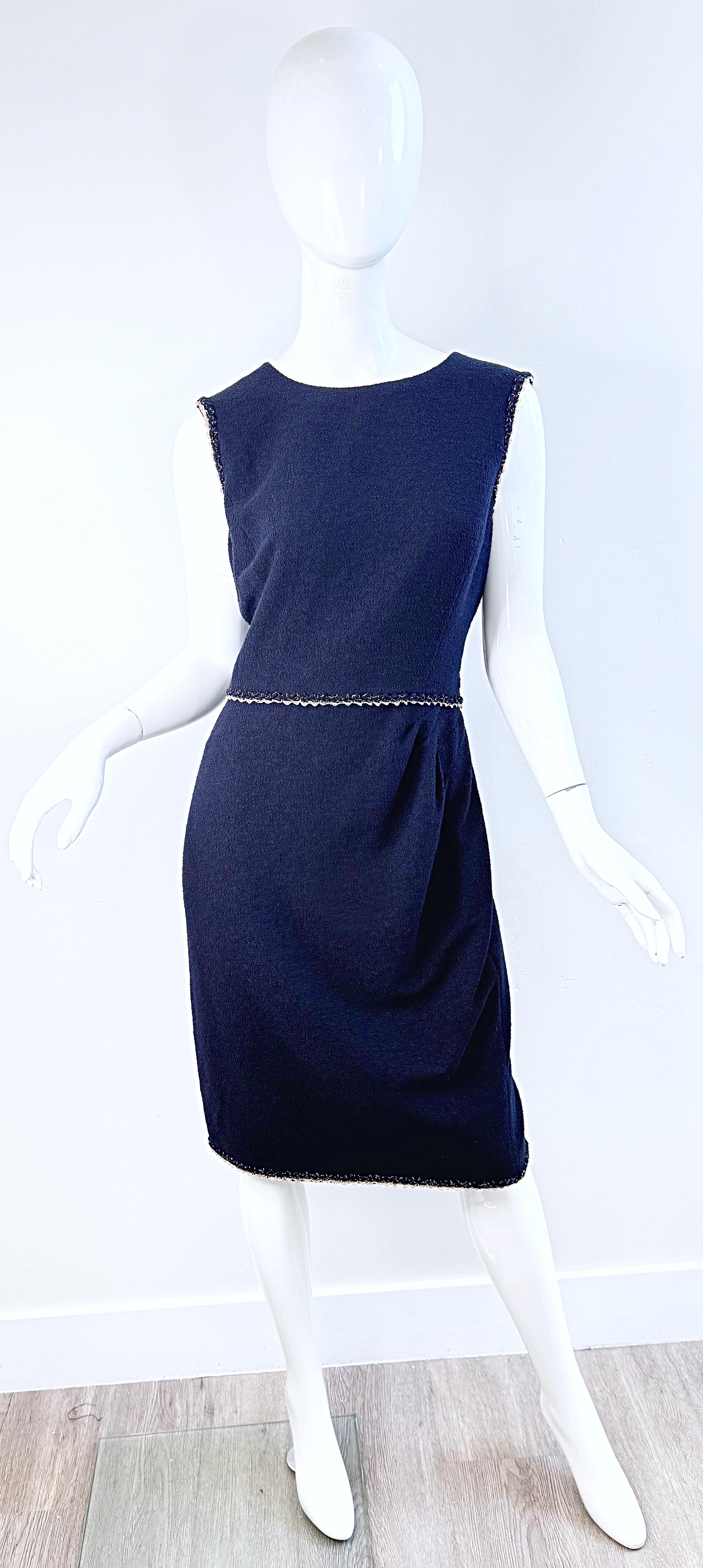 Vintage Chanel Navy Bouclé Sheath Dress FR44 Chain Trim CC Logo Zip en vente 9