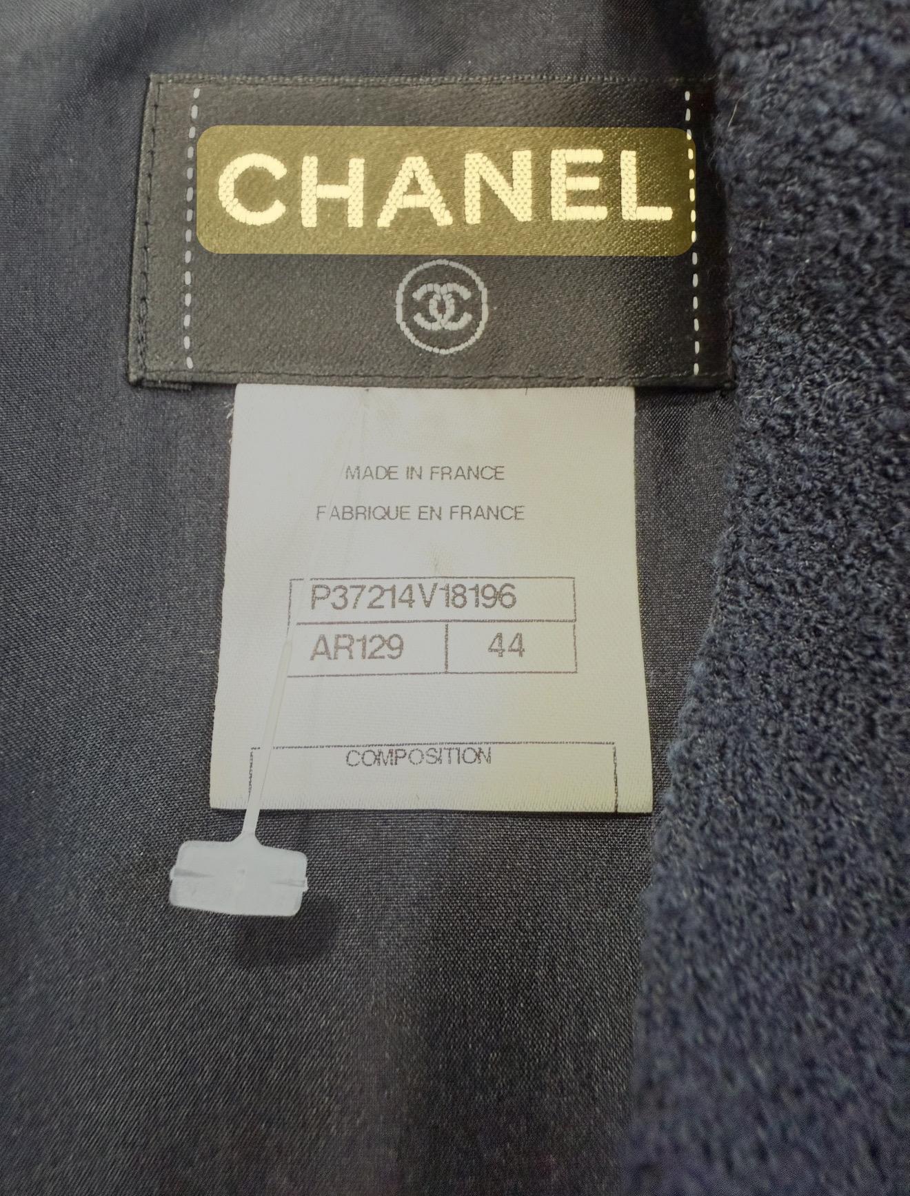 Ajoutez une robe vintage intemporelle Chanel Fall 2012, by Karl Lagerfeld à votre collection avec cette authentique robe fourreau en tweed bouclé bleu marine de Chanel, un véritable classique de la couture française. Fabriquée en France, cette