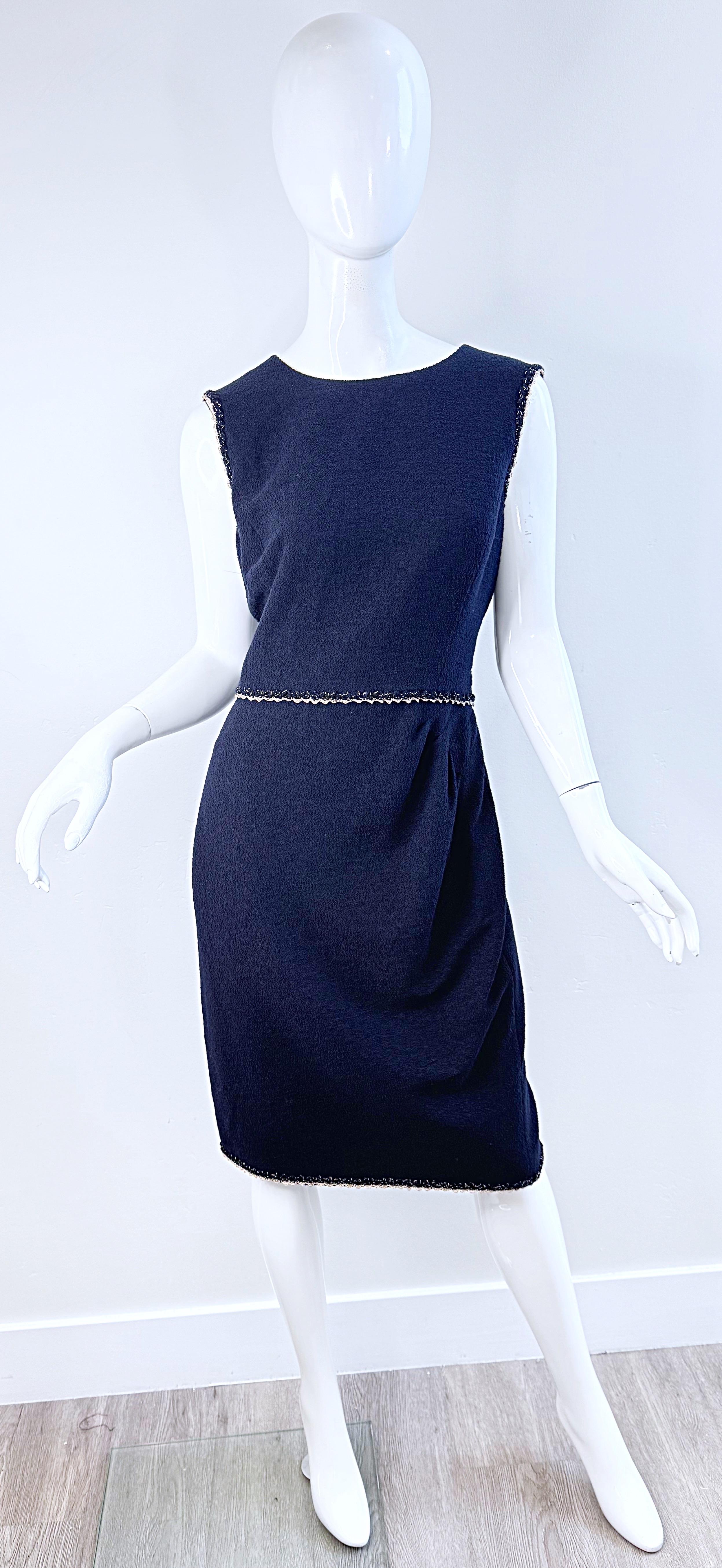 Violet Vintage Chanel Navy Bouclé Sheath Dress FR44 Chain Trim CC Logo Zip en vente