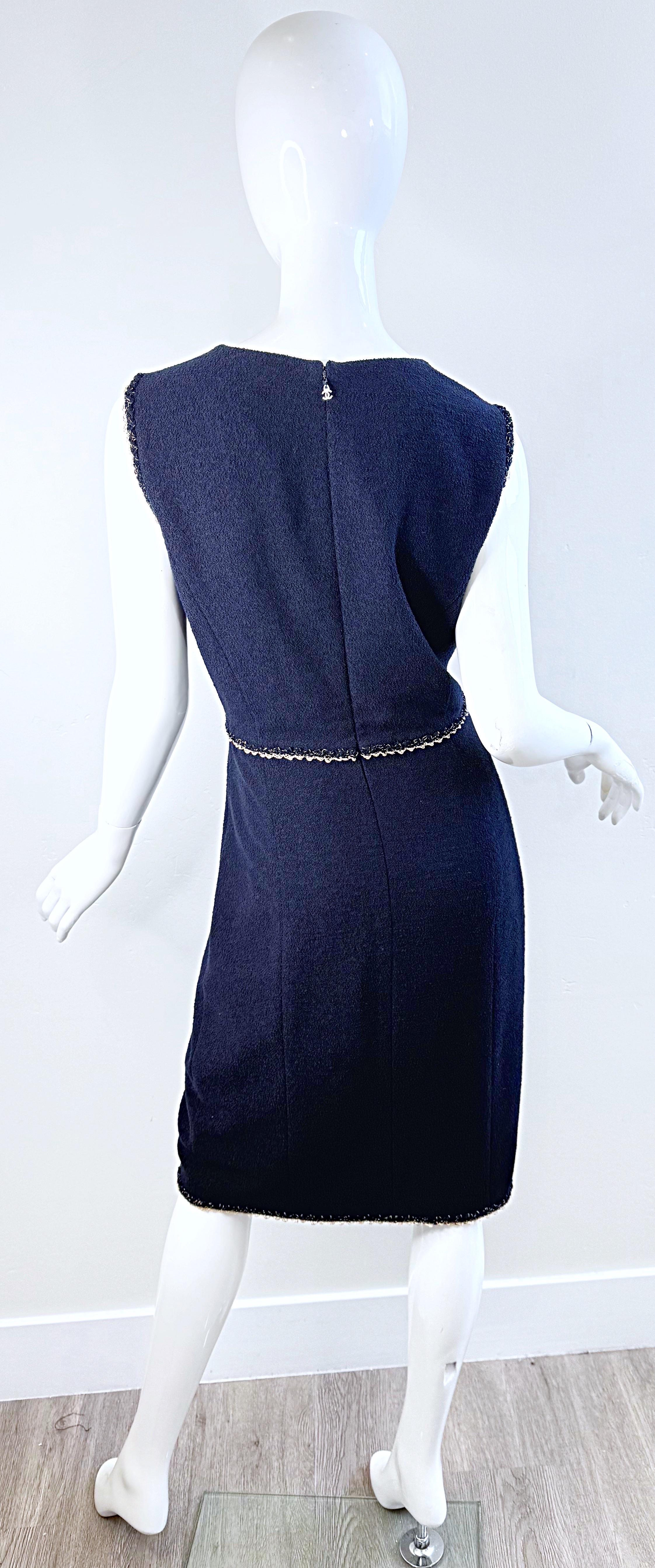 Vintage Chanel Navy Bouclé Sheath Dress FR44 Chain Trim CC Logo Zip Excellent état - En vente à San Diego, CA