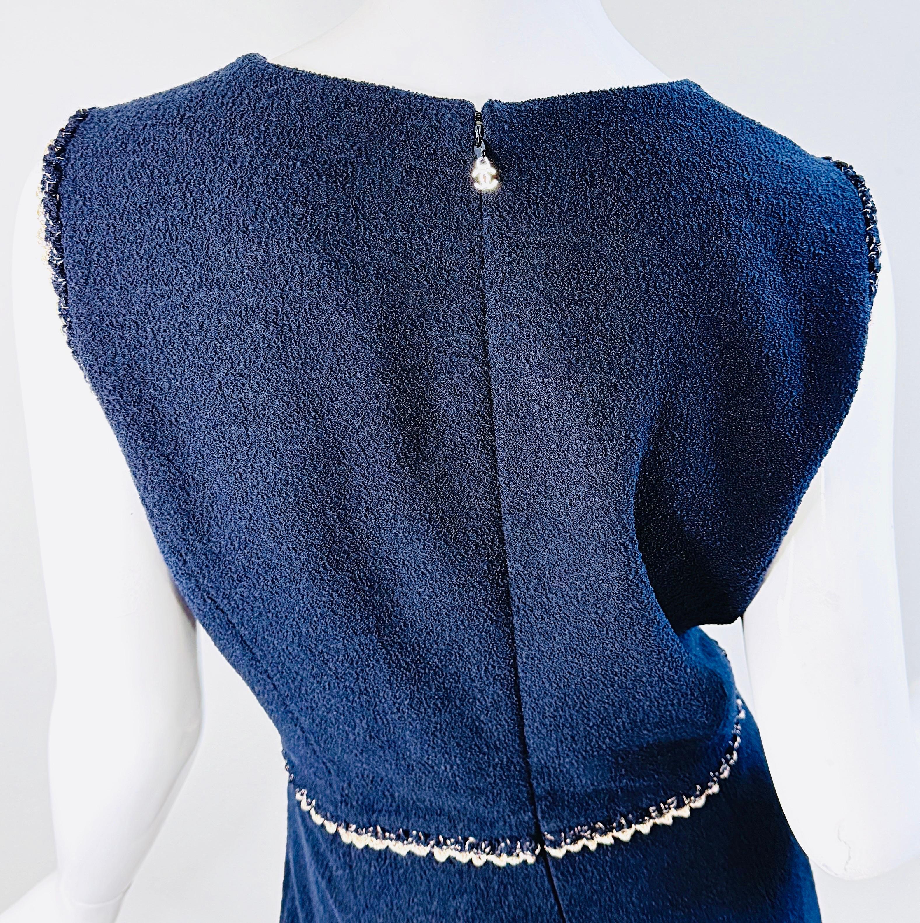 Vintage Chanel Navy Bouclé Sheath Dress FR44 Chain Trim CC Logo Zip Pour femmes en vente