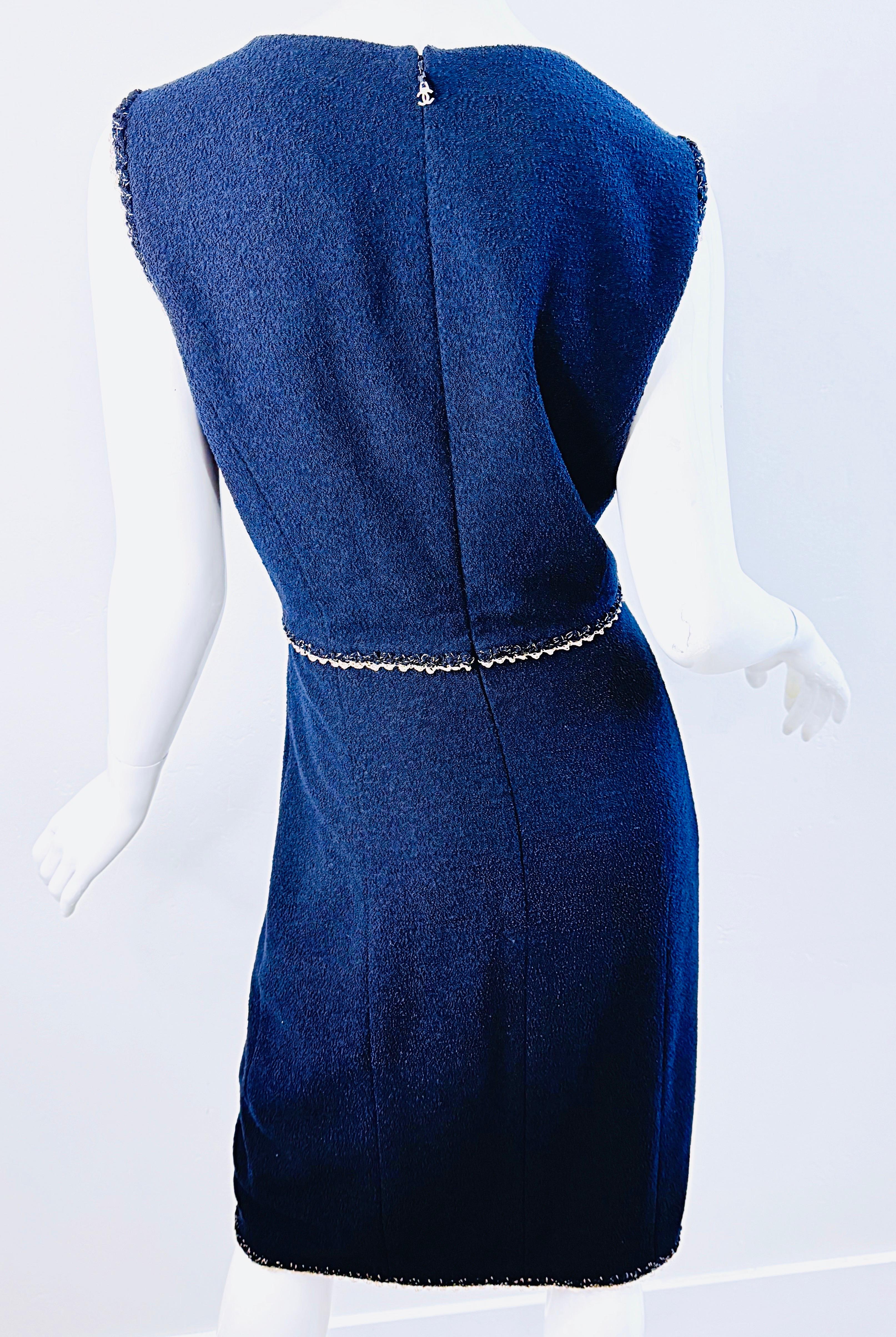 Vintage Chanel Navy Bouclé Sheath Dress FR44 Chain Trim CC Logo Zip en vente 3