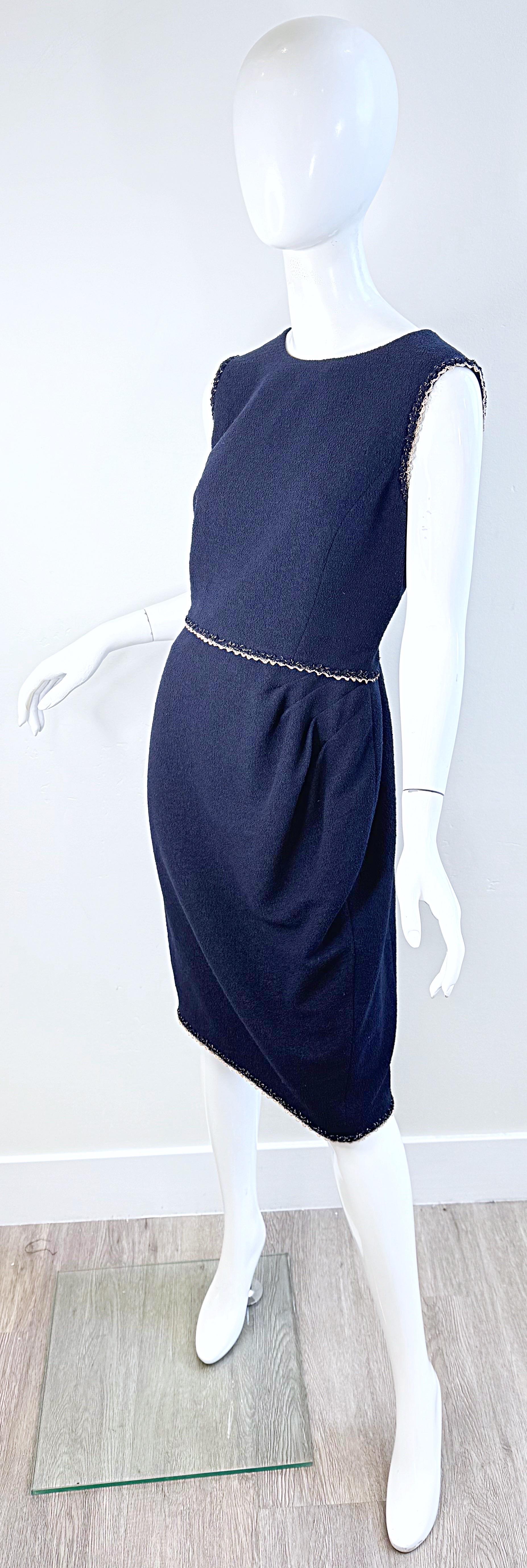 Vintage Chanel Navy Bouclé Sheath Dress FR44 Chain Trim CC Logo Zip en vente 4