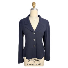 Giacca vintage Chanel blu navy in misto lana dal taglio sartoriale con bottoni con logo
