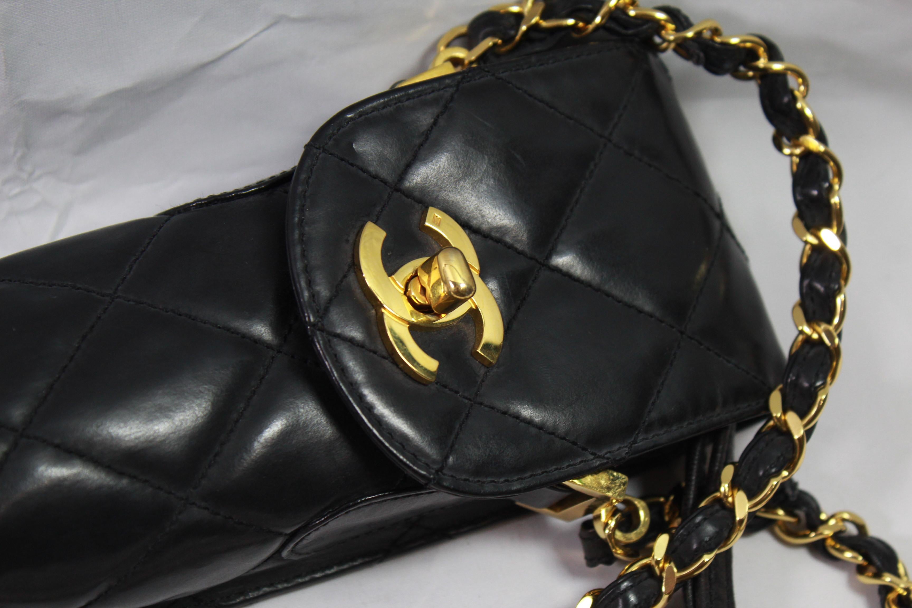 Really ncie Chanel Umbrella Bag form the 90's with goolden hardware.

good condition some ssmall signs of use in body and hardware

Total lenght 17 inches