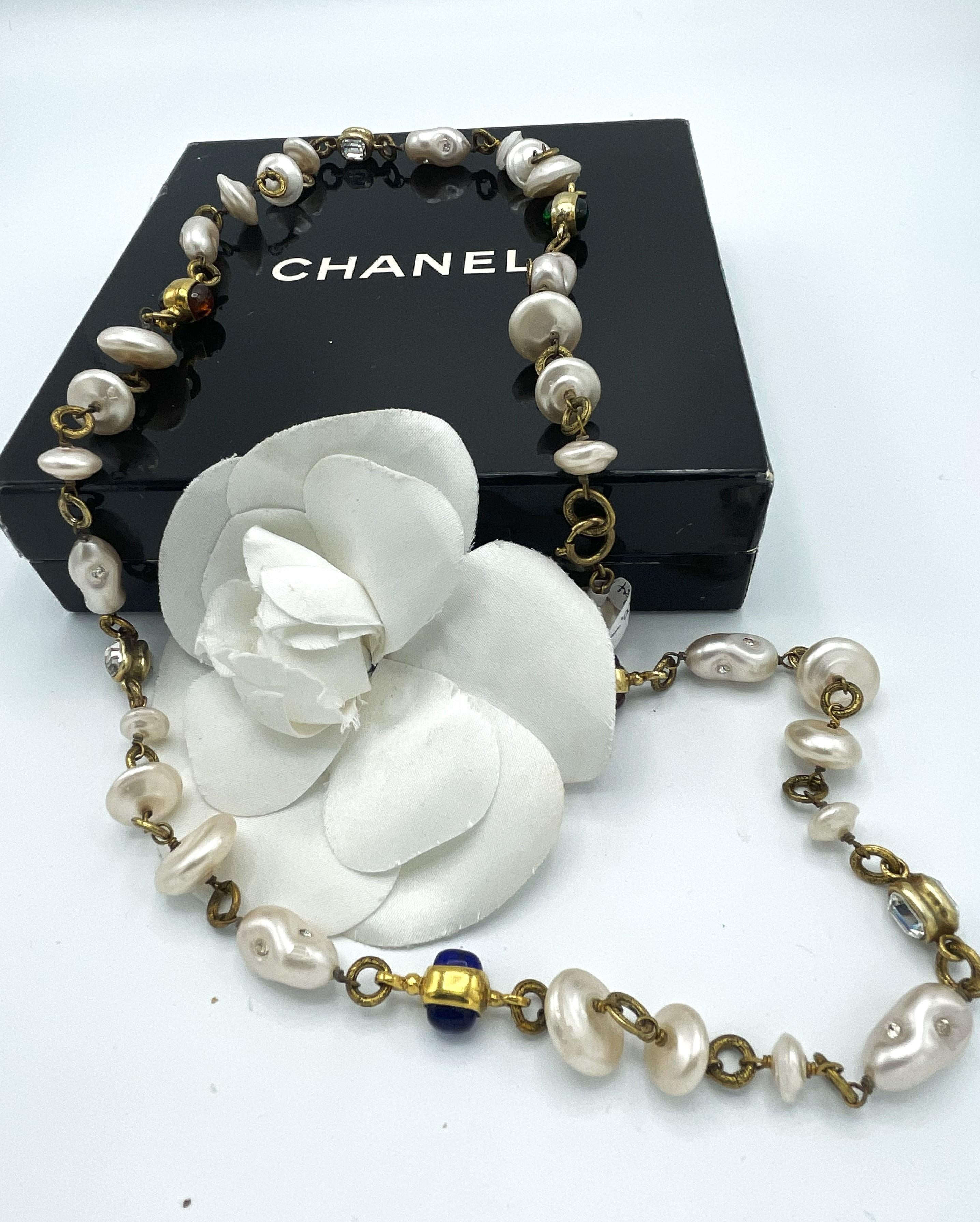 Collana vintage di Chanel,  Perle false, Gripoix, strass trasparenti, firmato 1984 in vendita 9