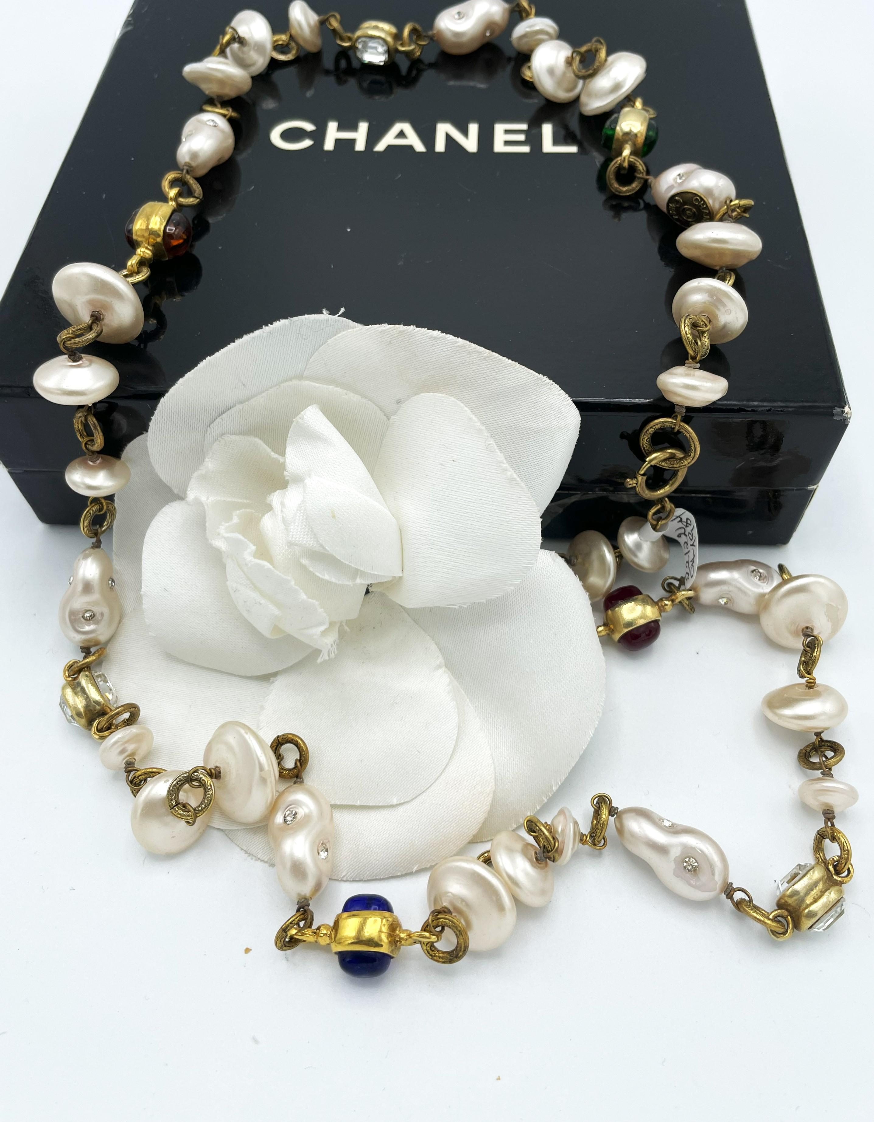 Collana vintage di Chanel,  Perle false, Gripoix, strass trasparenti, firmato 1984 in vendita 1