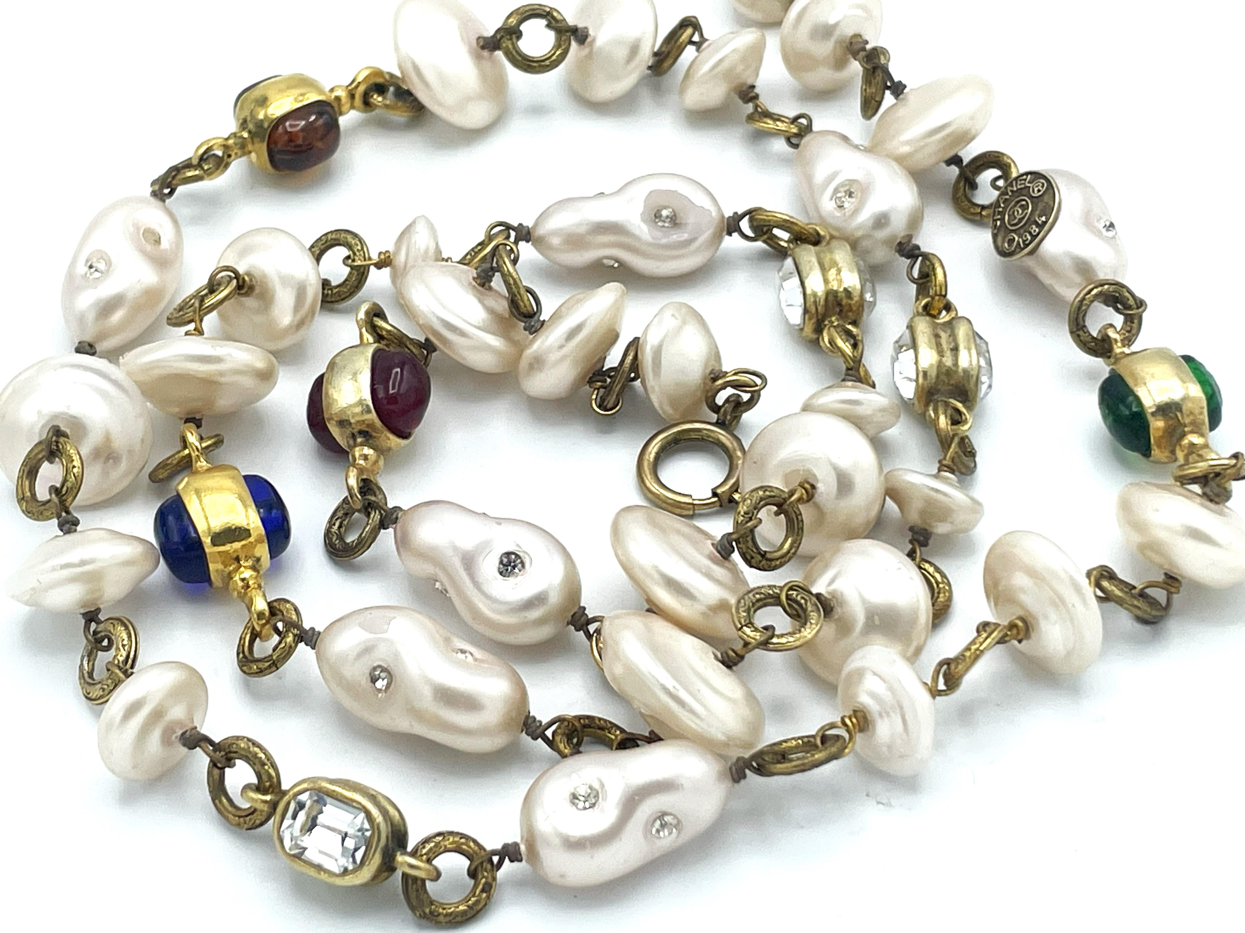 Chanel SAUTOIRE d'epoca (Made in France) composto da molte perle finte di varie forme e molte incastonate da 1 a 4 strass. Perline assolutamente eccezionali! In mezzo 4 parti con Greene & Greene rosso, verde e blu e 3 parti con strass