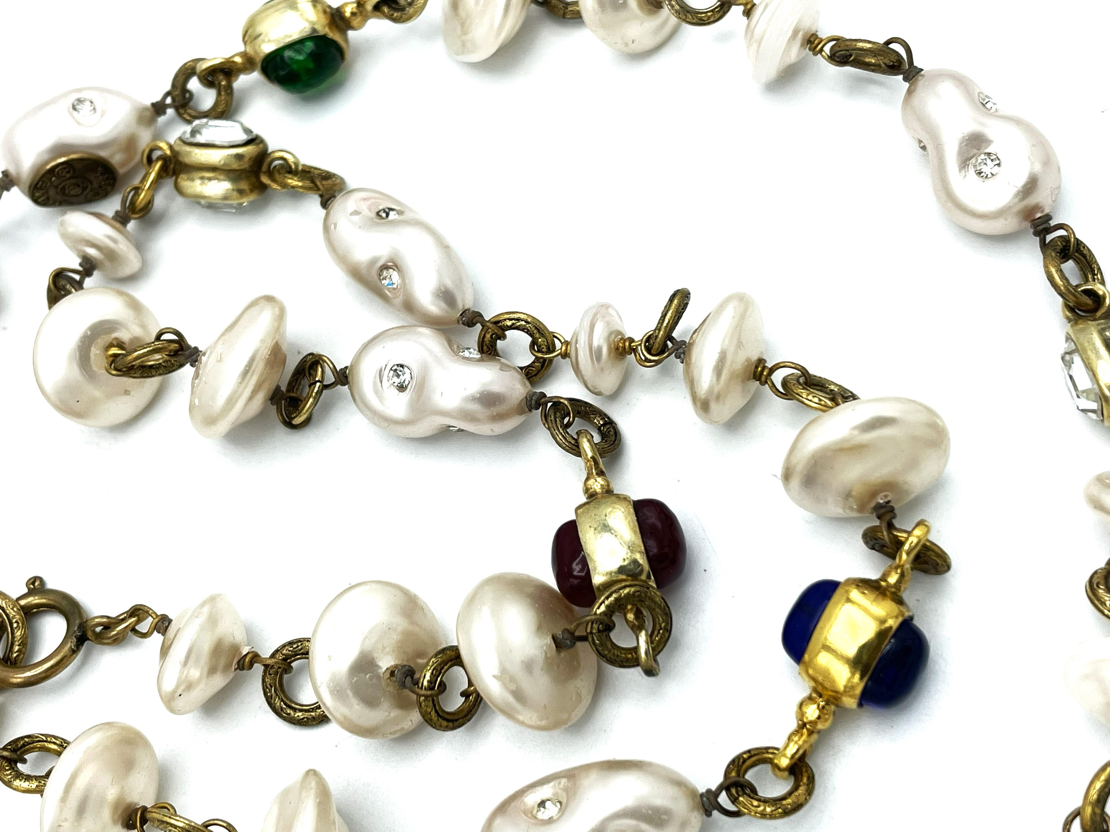 Collana vintage di Chanel,  Perle false, Gripoix, strass trasparenti, firmato 1984 in vendita 2