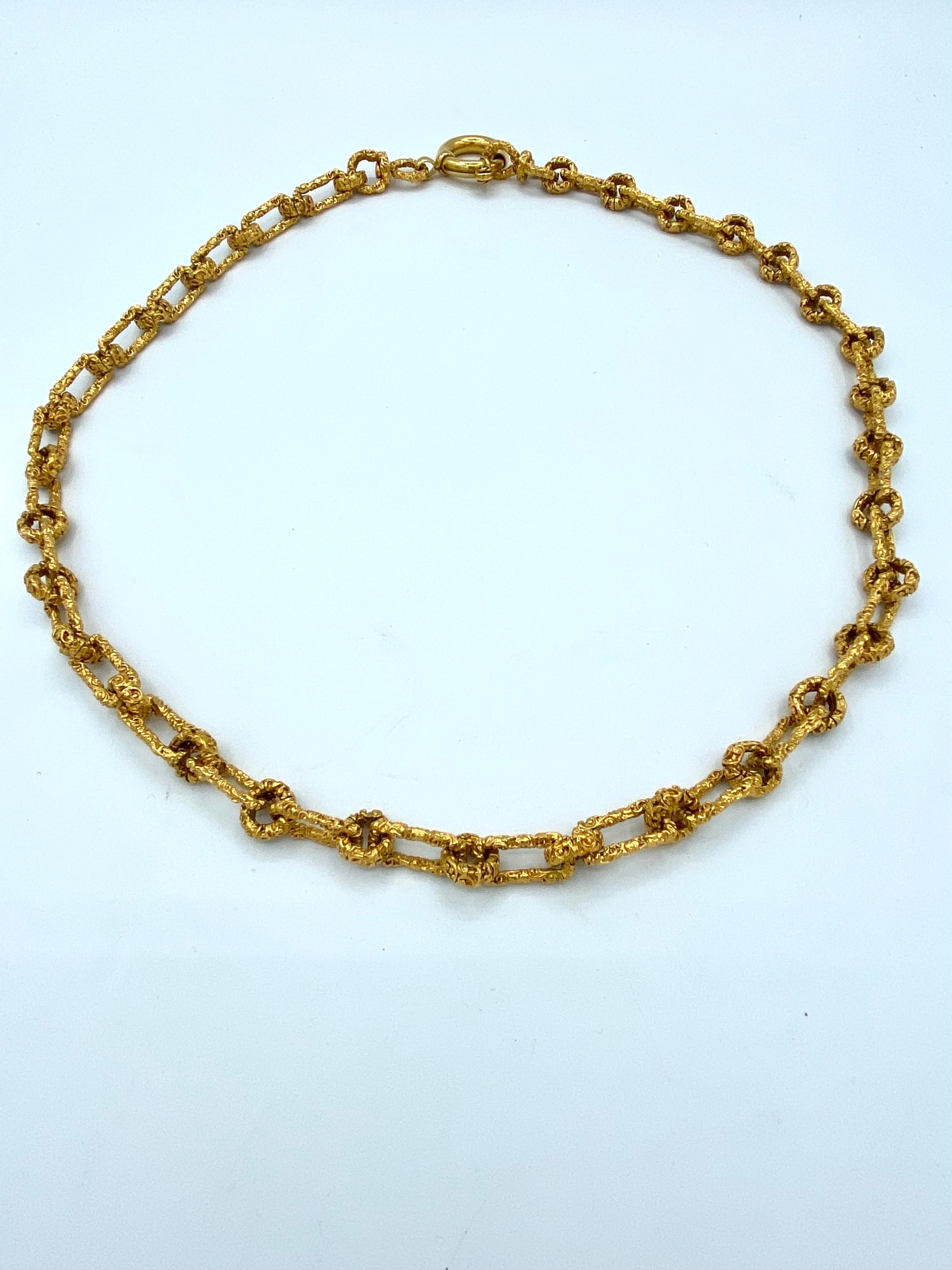 Superb vintage Chanel necklace from the 1990s, gold chain with round and rectangular flower links with the textured and interlaced CC pattern.
Round zipper with the interlaced CC logo.
Total length 82.7cm
Maximum width 1.6cm
The clasp is 3.5cm
Comes