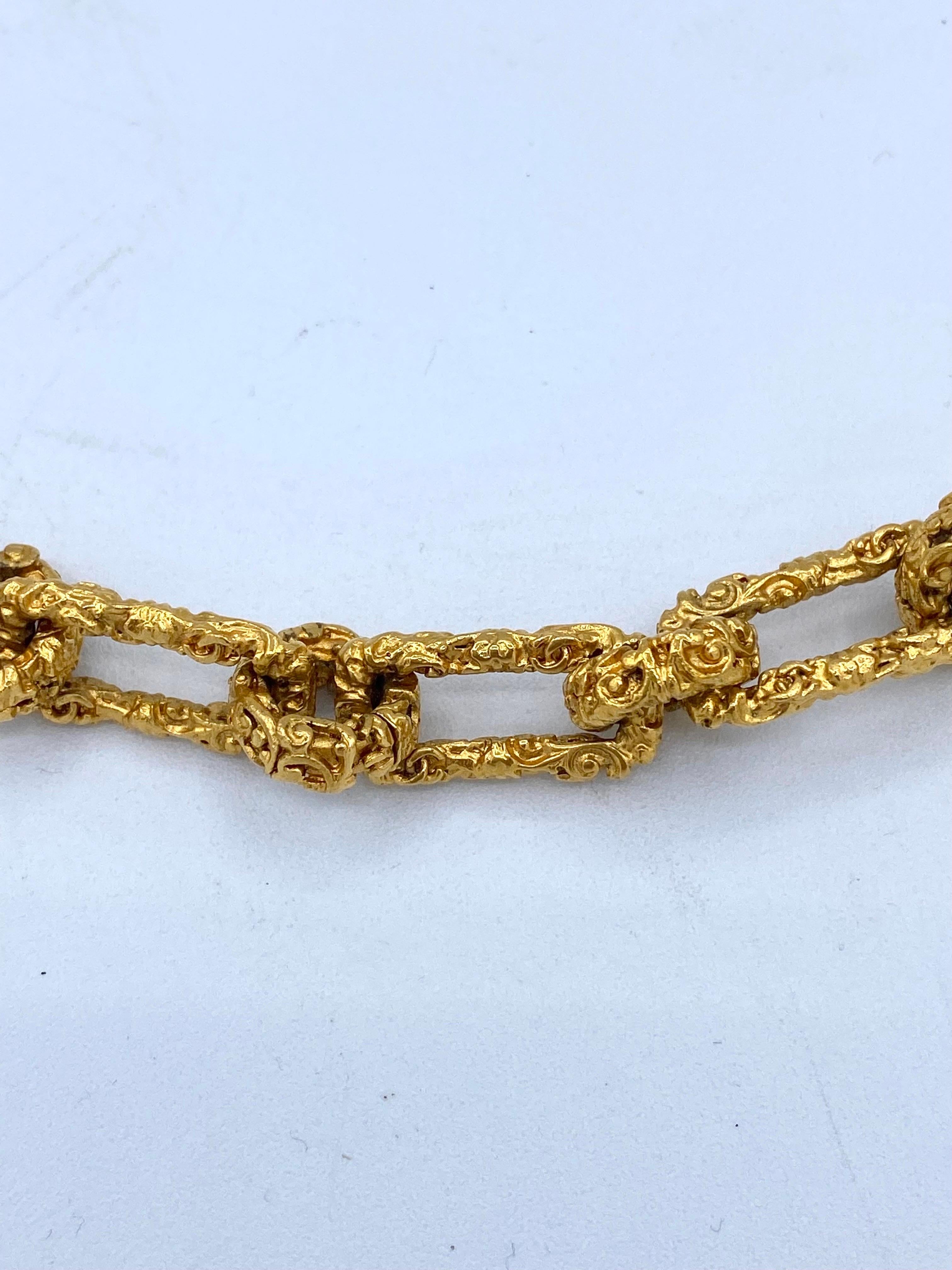 Vintage Chanel necklace from 1990 gold chain textured and intertwined CC pattern In Good Condition In L'ESCALA, ES