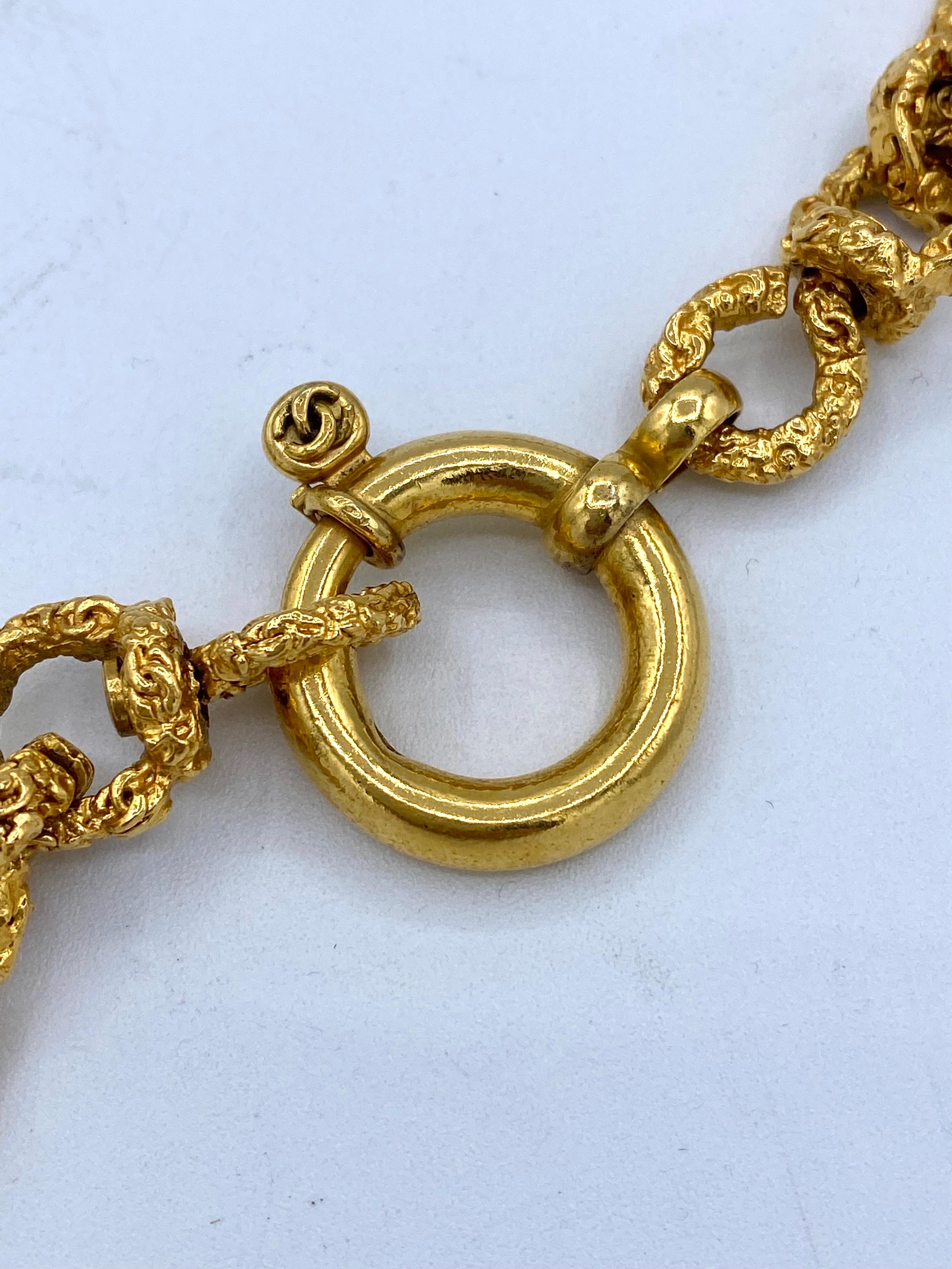 Women's or Men's Vintage Chanel necklace from 1990 gold chain textured and intertwined CC pattern