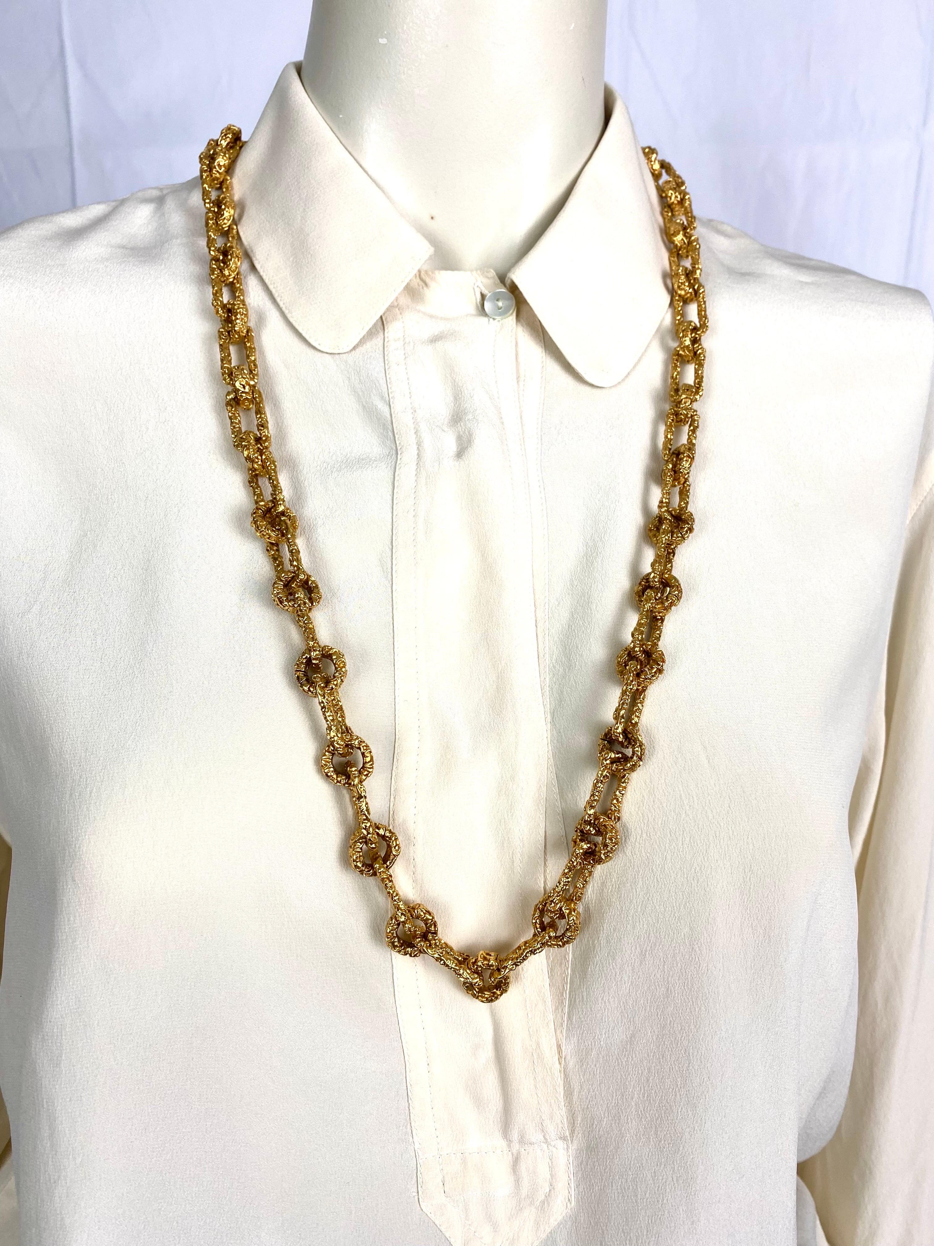 Vintage Chanel necklace from 1990 gold chain textured and intertwined CC pattern 3