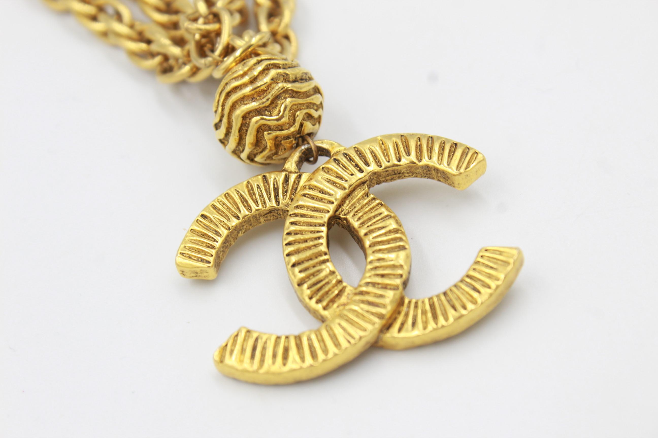 Vintage Chanel necklace in gold metal.
Double 