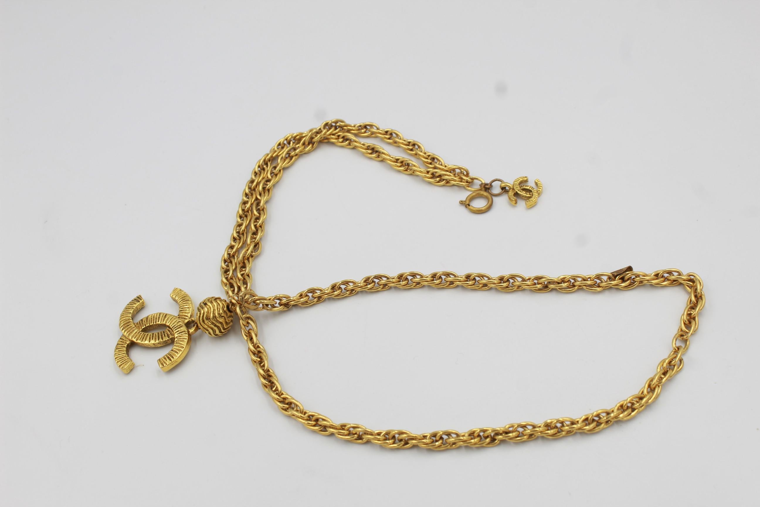 Brown Vintage Chanel necklace in gold metal.