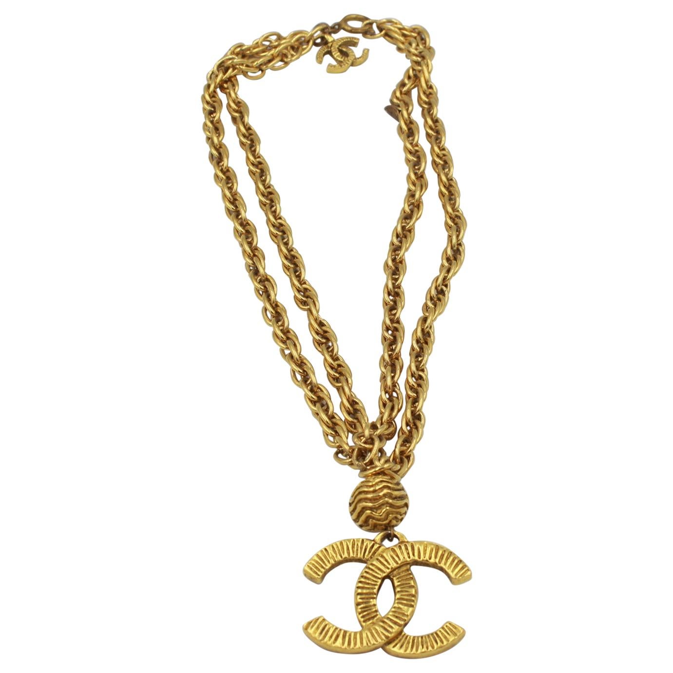 Vintage Chanel necklace in gold metal.