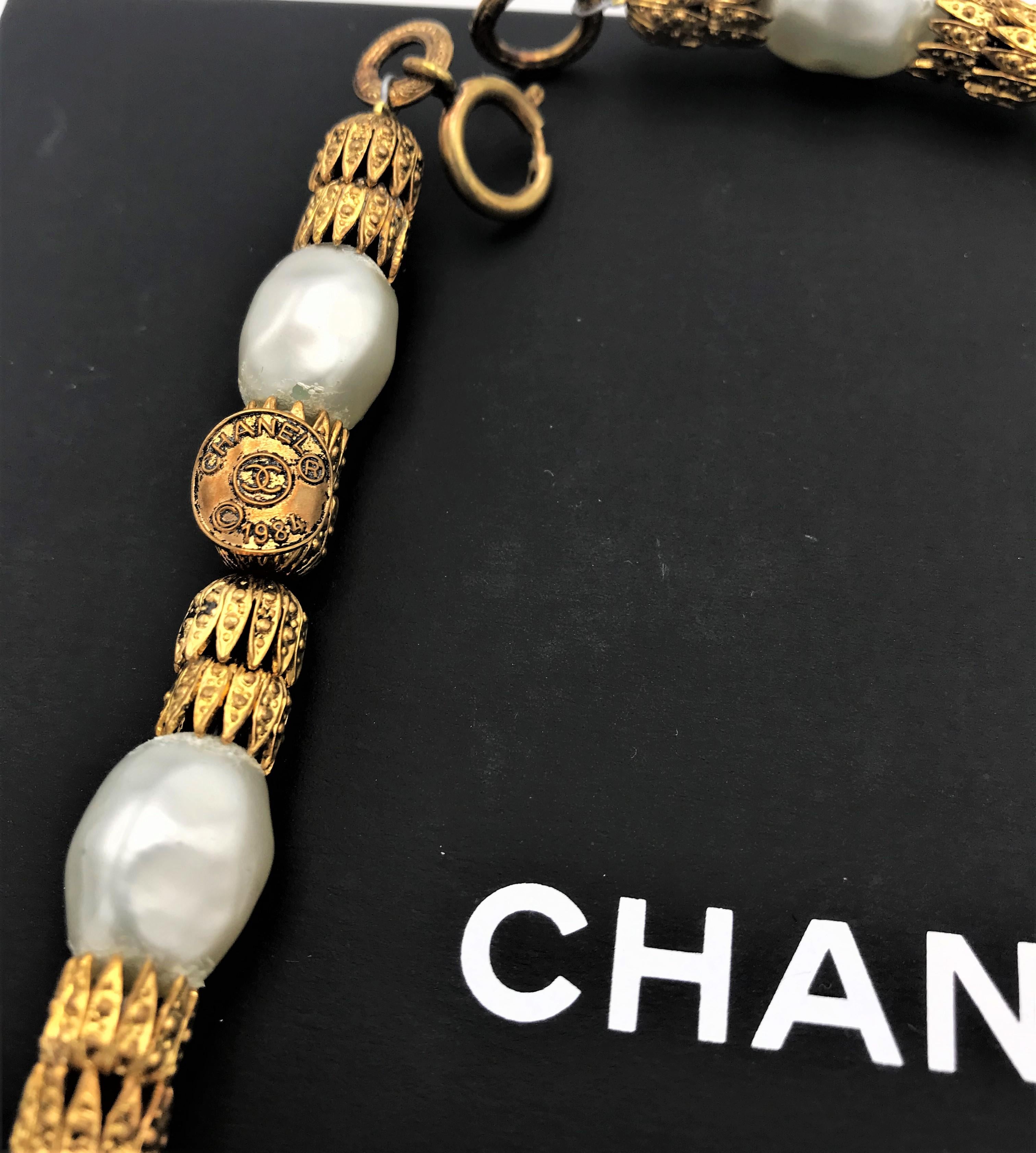 A beautiful and very unique Chanel necklace in Byzantine style, consisting of large faux baroque pearls framed in different chased elements as shown in the book by Patrick Mauries.
Measurement: Length 52 cm, faux pearls around 1 cm to 1.5 cm, middle