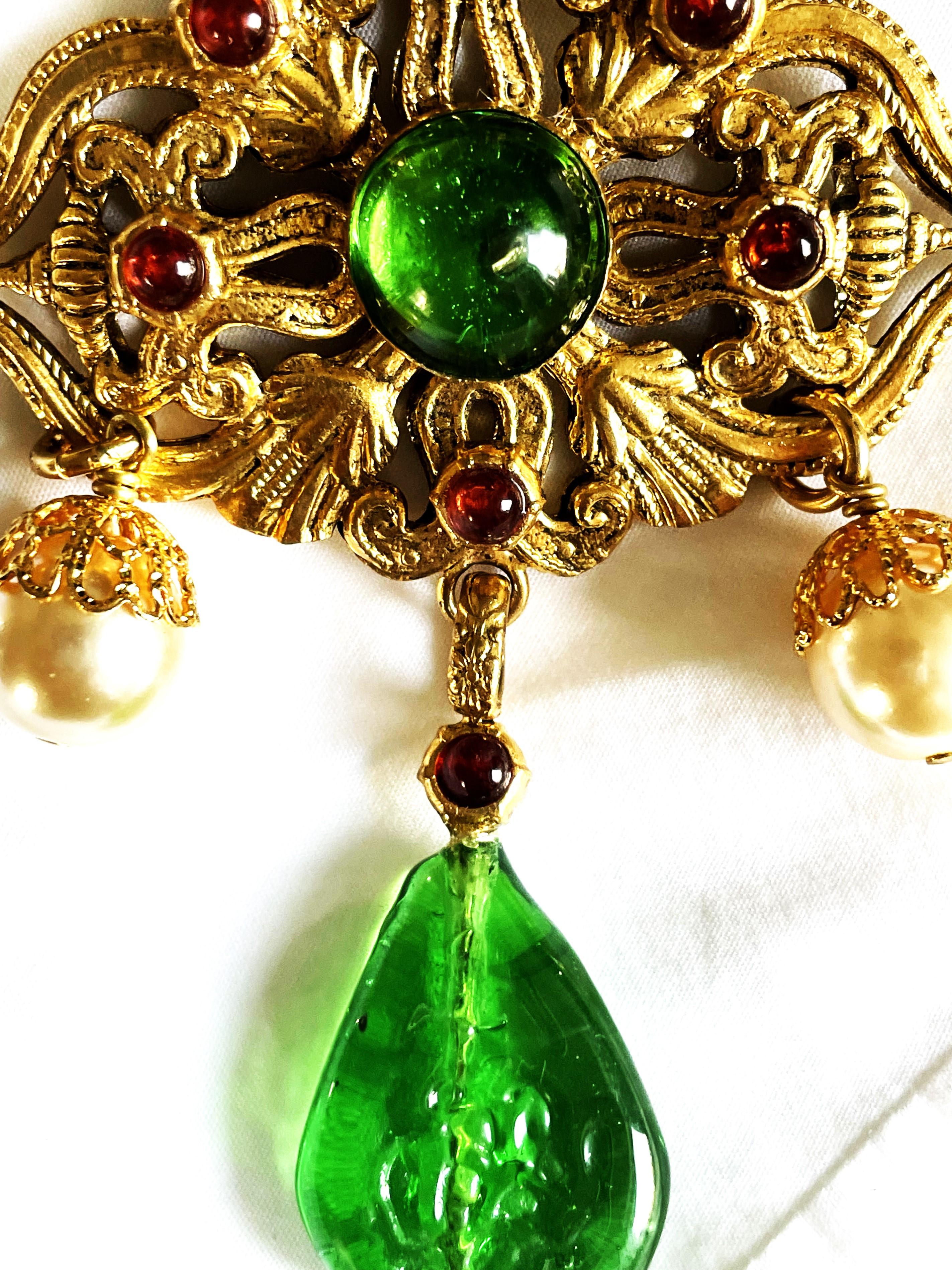 Collana Chanel vintage con ciondolo di Goossens e della casa di Gripoix, firmata in vendita 8