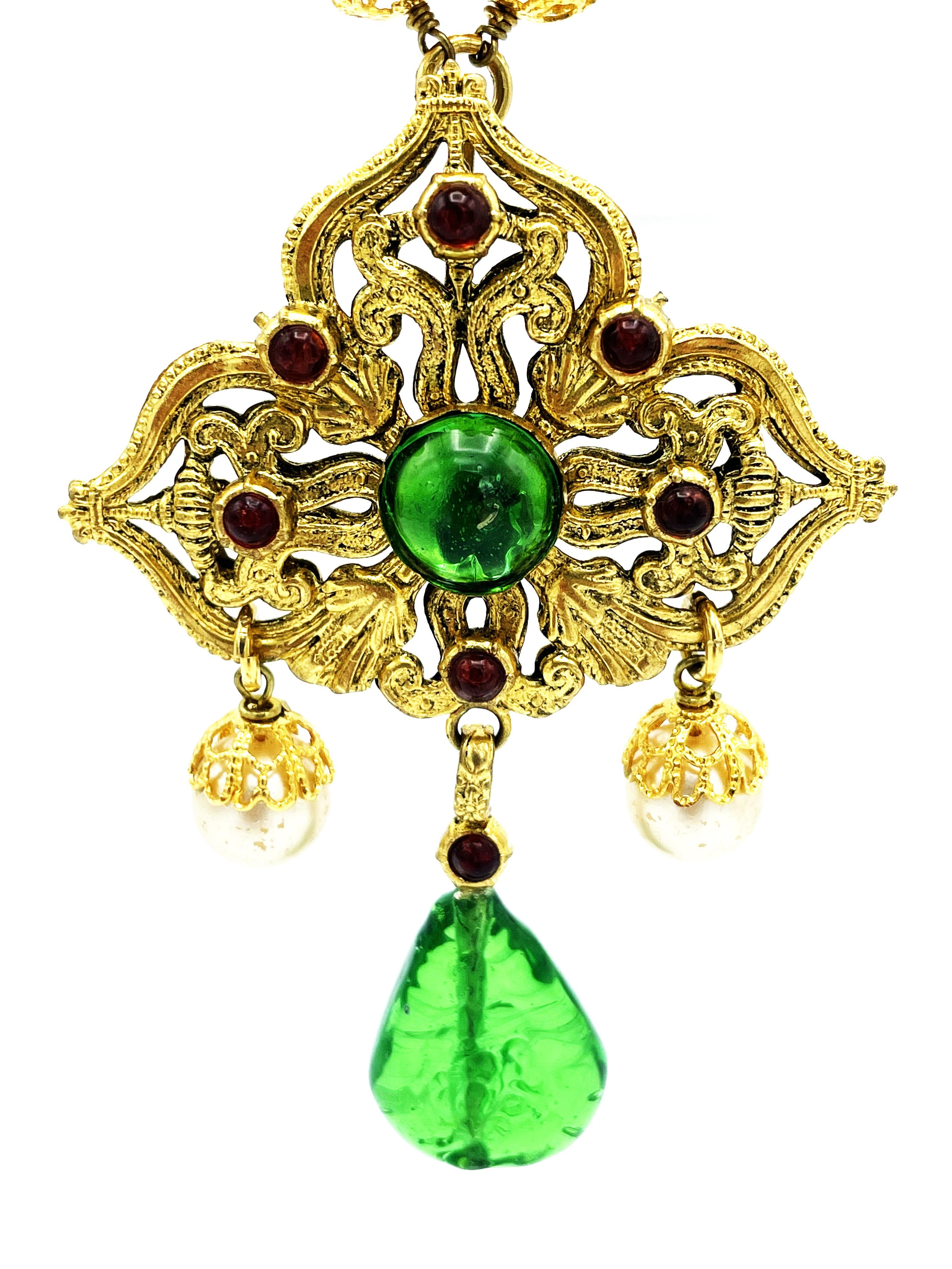 Taglio misto Collana Chanel vintage con ciondolo di Goossens e della casa di Gripoix, firmata in vendita