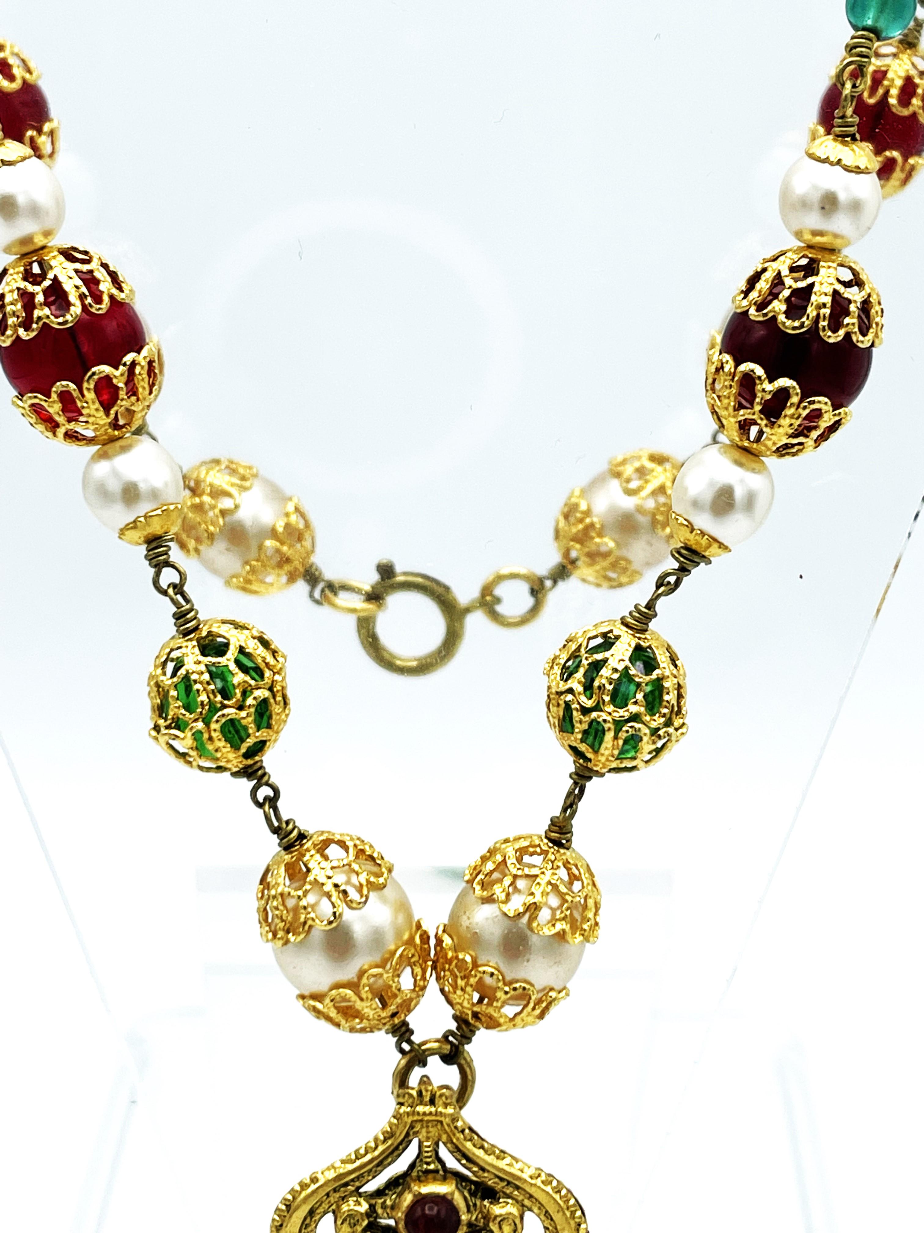 Collana Chanel vintage con ciondolo di Goossens e della casa di Gripoix, firmata In condizioni ottime in vendita a Stuttgart, DE