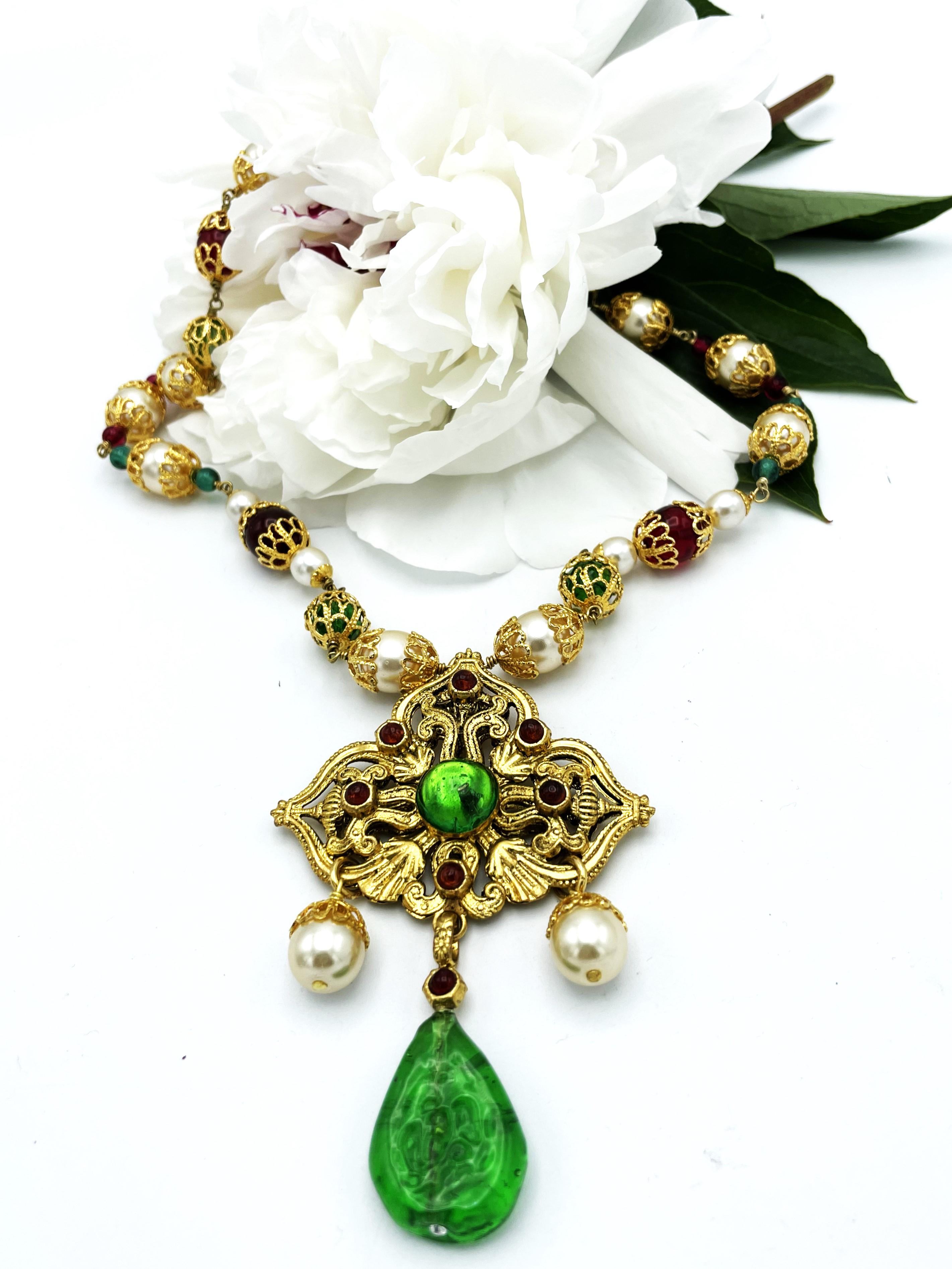 Collana Chanel vintage con ciondolo di Goossens e della casa di Gripoix, firmata in vendita 3