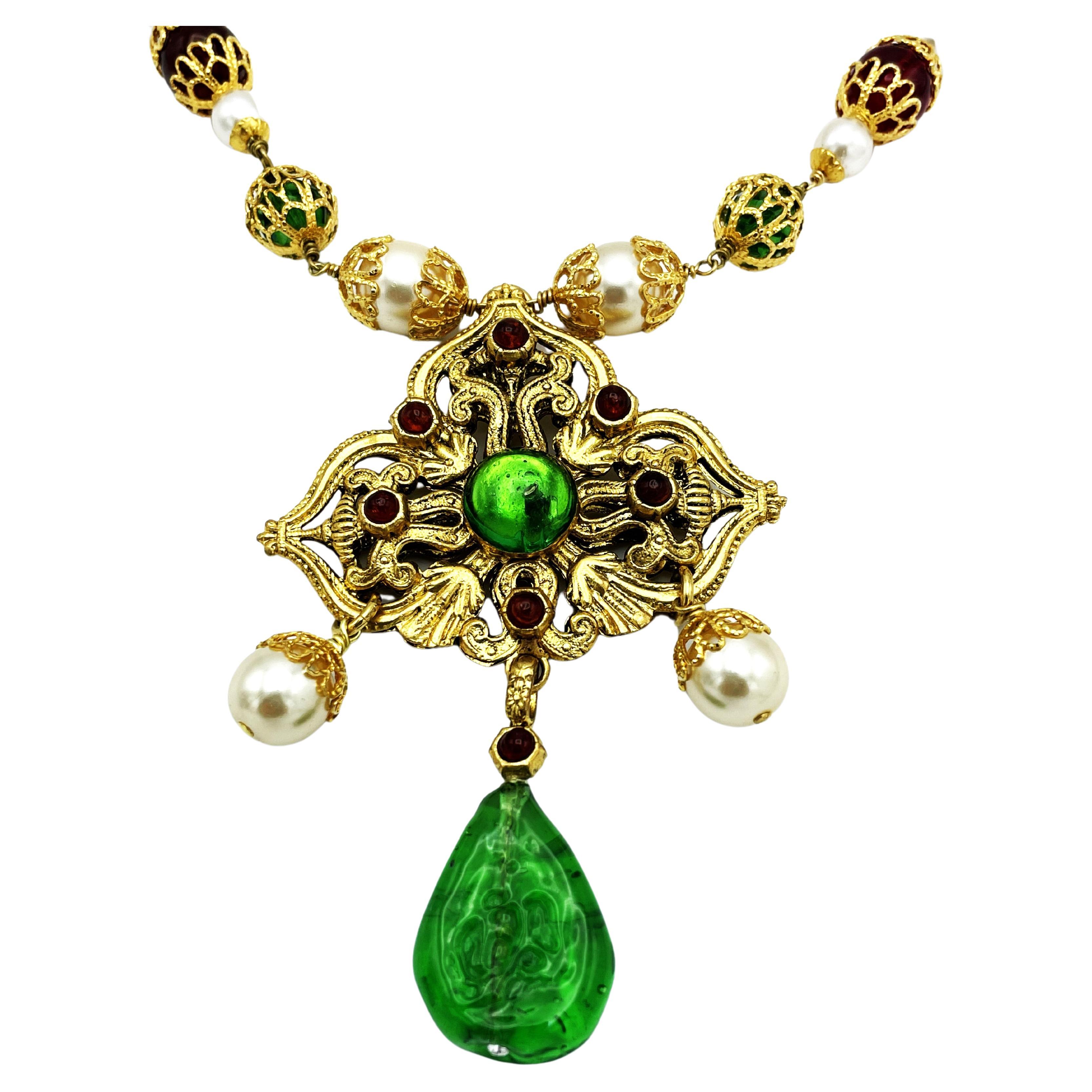 Today I can offer a unique Chanel necklace with a beautiful pendant with Gripoix glass drops from 1983.
The chain was worked by Robert Goossens Paris. The hand bead and metal work was done by Robert Goossens. The red and green Gripoix balls as well