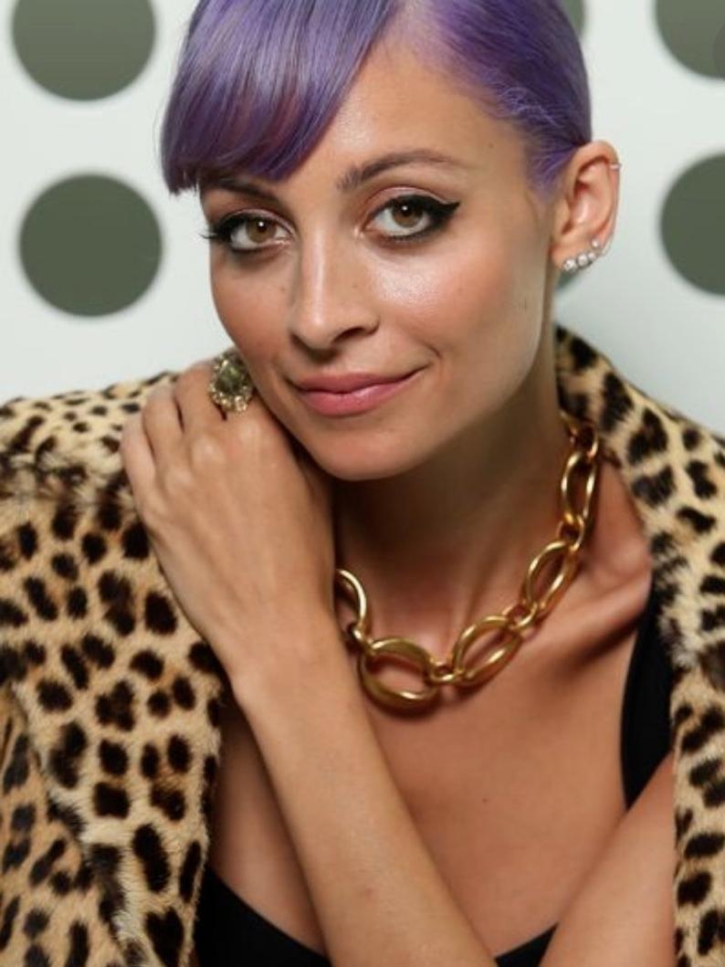 Vintage CHANEL Nicole Richie Chain Link Choker Necklace

Measurements:
Height: 1.10 inches (2.8 cm)
Wearable Length: 15.74 inches (40 cm) 

As seen on NICOLE RICHIE.

Features:
- 100% Authentic CHANEL.
- Chunky chain links.
- Gold tone.
- Hook
