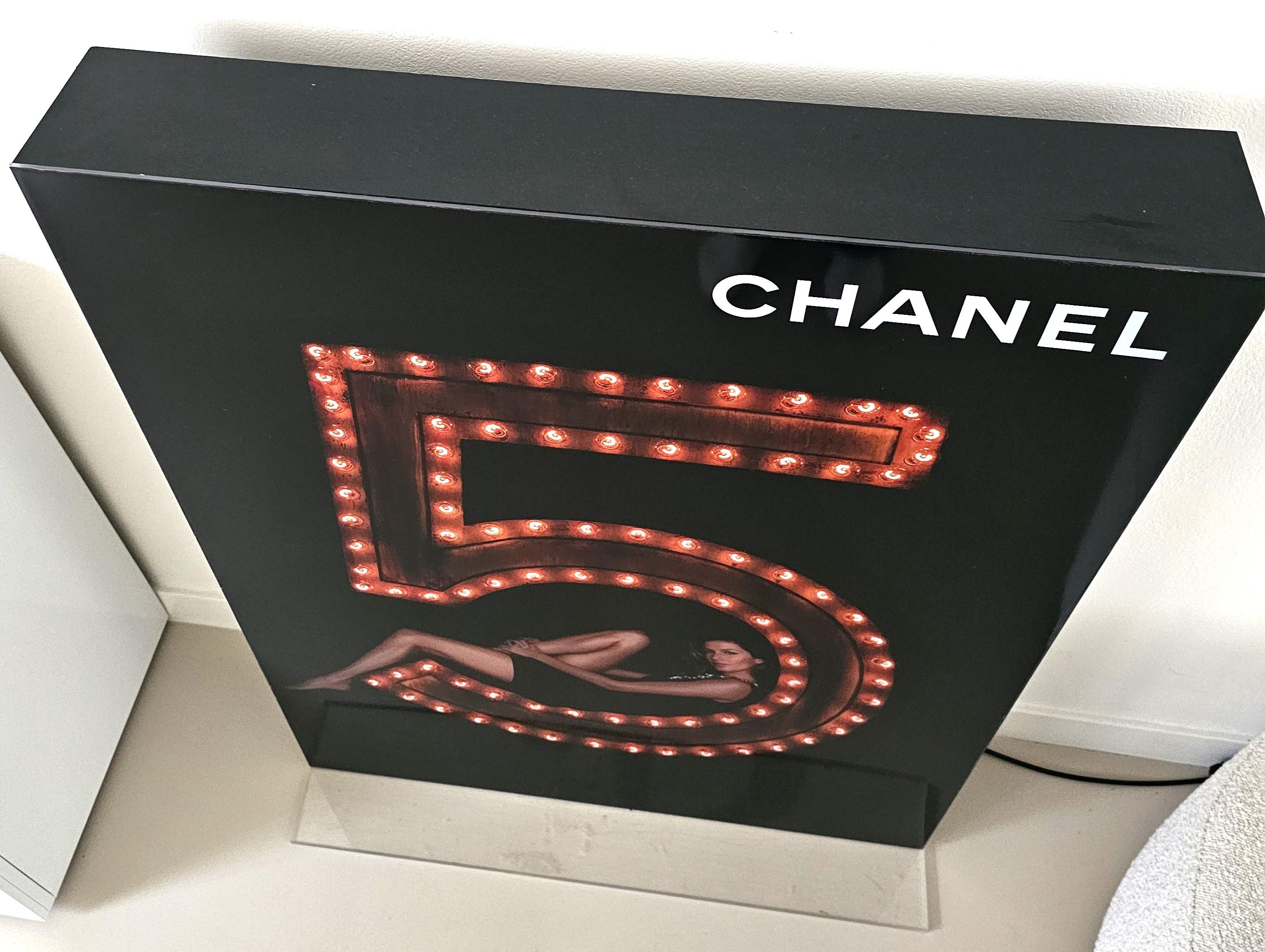Vintage Chanel Nr. 5 Beleuchtete Anzeige Display - Gisele Bündchen 2014 Schwarz Gold - Lampe im Angebot 6