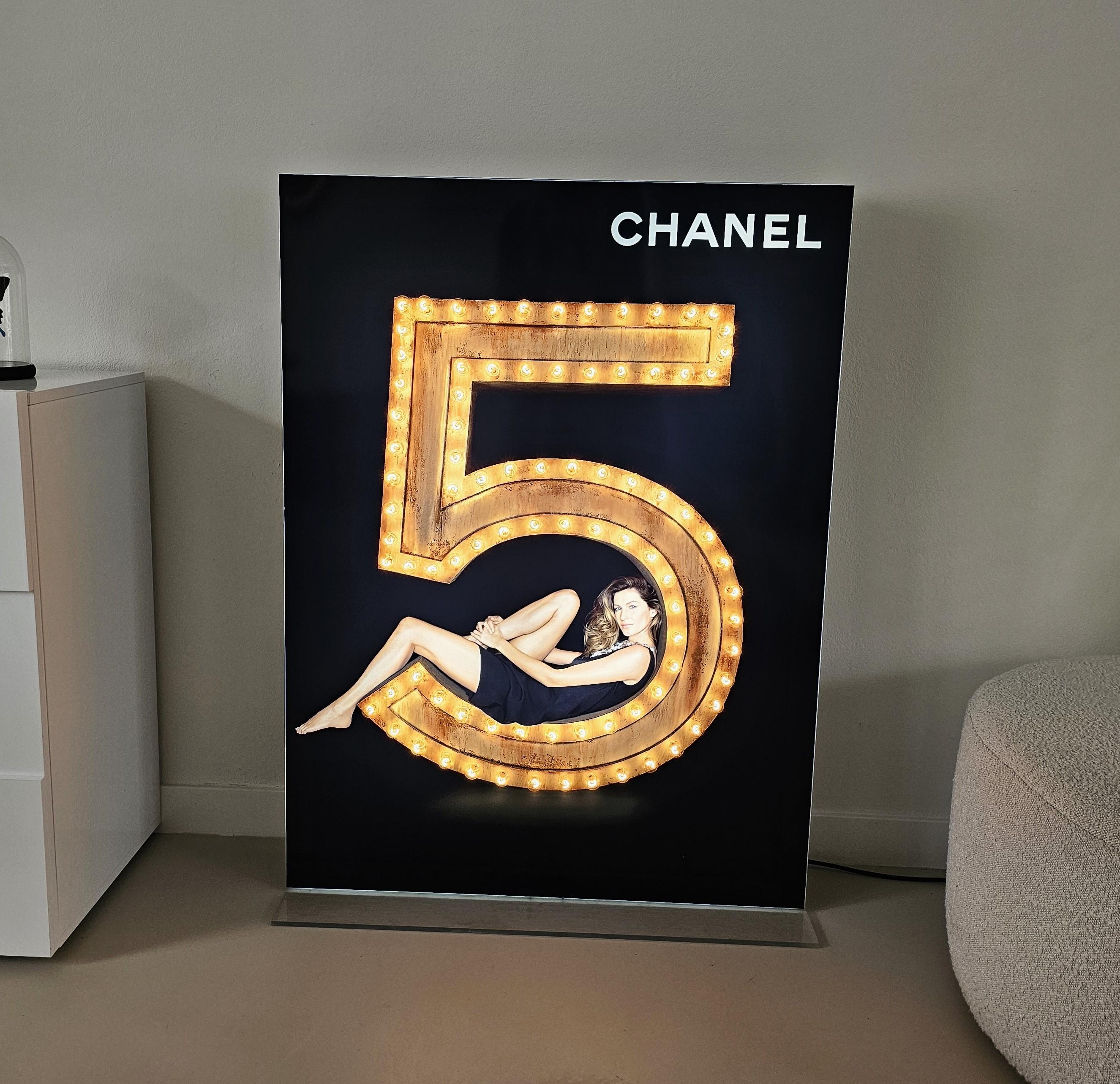 Sehr selten und außergewöhnlich!
Vintage Chanel No. 5 Light-Up Werbedisplay (2014)
Mit Gisele Bündchen  Schwarz & Gold Sammleredition
Tauchen Sie ein in das goldene Zeitalter des modernen Chanel mit dieser seltenen Leuchtreklame aus der kultigen