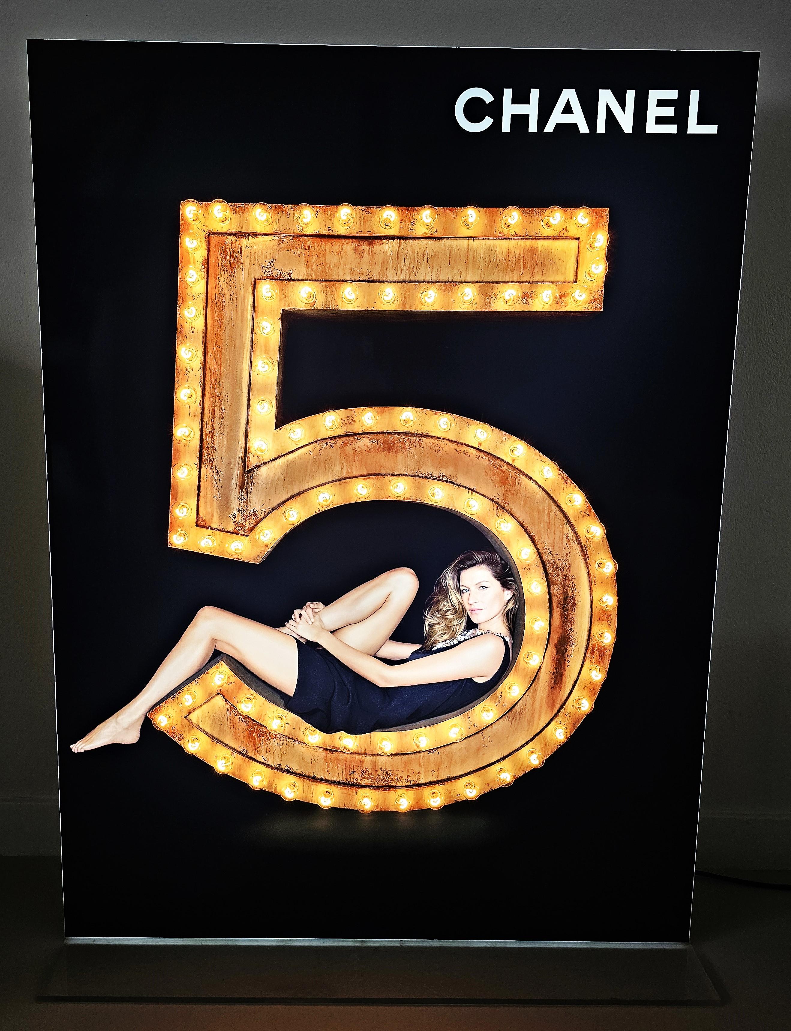 Vintage Chanel Nr. 5 Beleuchtete Anzeige Display - Gisele Bündchen 2014 Schwarz Gold - Lampe für Damen oder Herren im Angebot