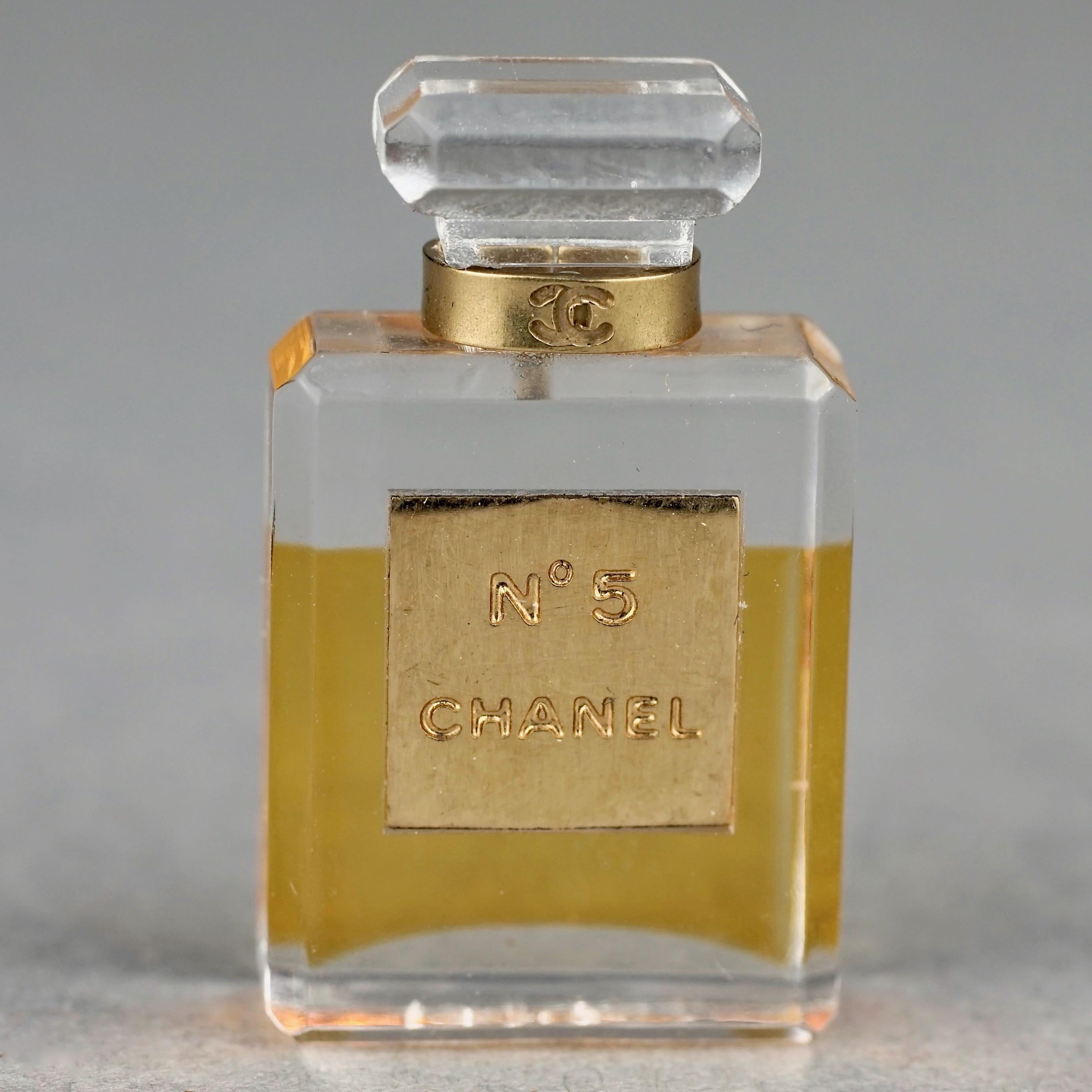 Vintage CHANEL No.5 Miniature Perfume Bottle Brooch

Mesures : 
Hauteur : 0.98 pouces (2::5 cm)
Largeur : 0.59 pouces (1::5 cm)
Épaisseur : 0.27 pouces (0::7 cm)

Caractéristiques : 
- 100% Authentique CHANEL. 
- Célèbre flacon de parfum miniature