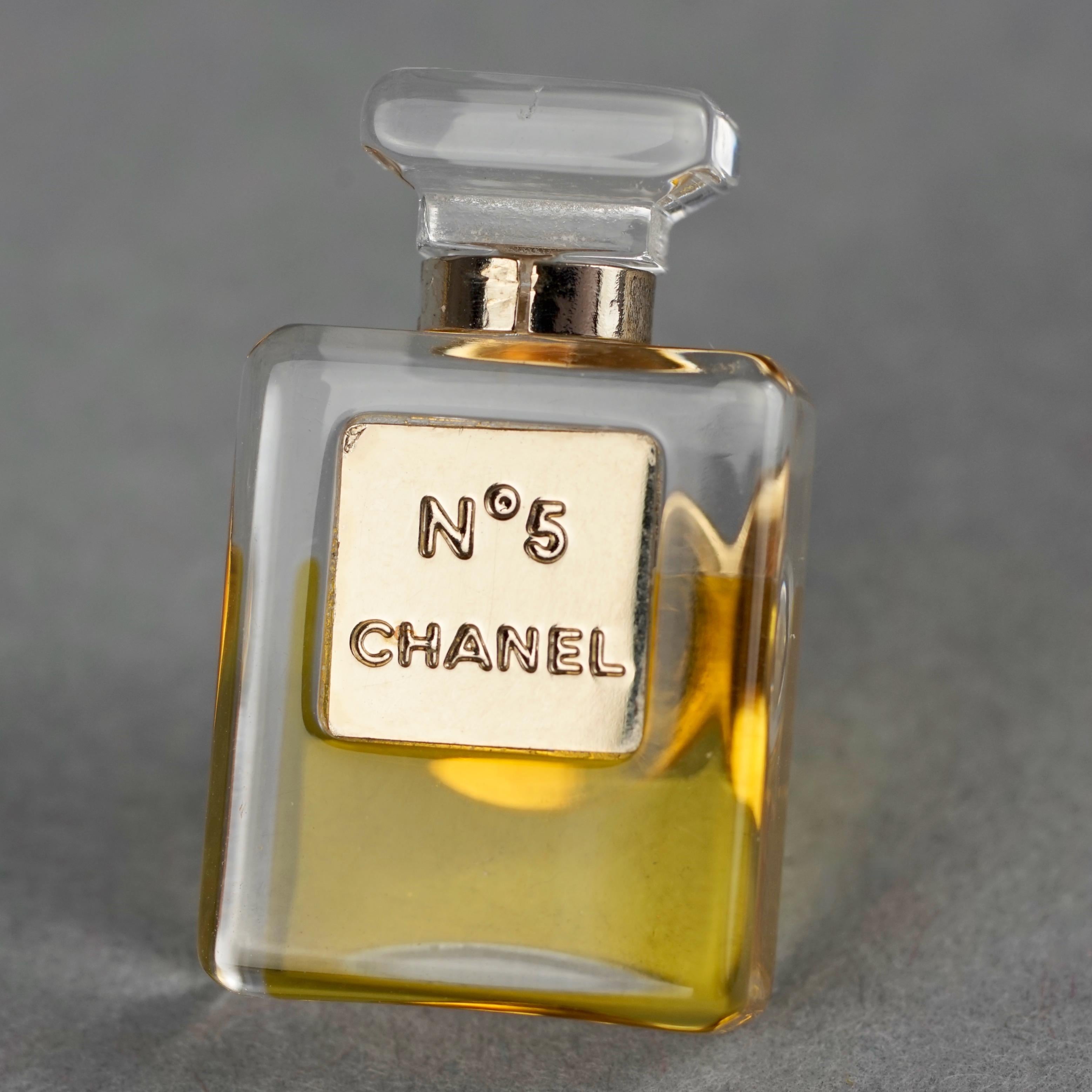 Broche vintage CHANEL n°5 Miniature en forme de bouteille de parfum avec épingle Excellent état à Kingersheim, Alsace