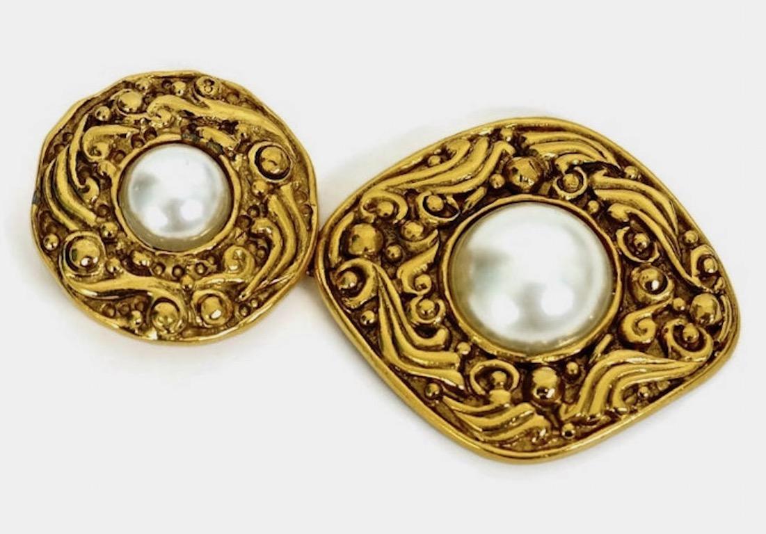 Vintage Chanel Ornate Pearl Brooch

Measurements:
Height: 3 inches
Width: 1 5/8 inches

Features:
- 100% Authentic CHANEL.
- Brooch in textured baroque gold tone.
- Embellished with 2  glass pearls.
- Articulated brooch.
- Signed CHANEL CC Made in