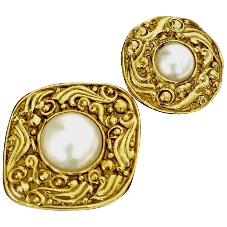 CHANEL CC Brooch set with Bicolor Pearls at 1stDibs cc broach, chanel