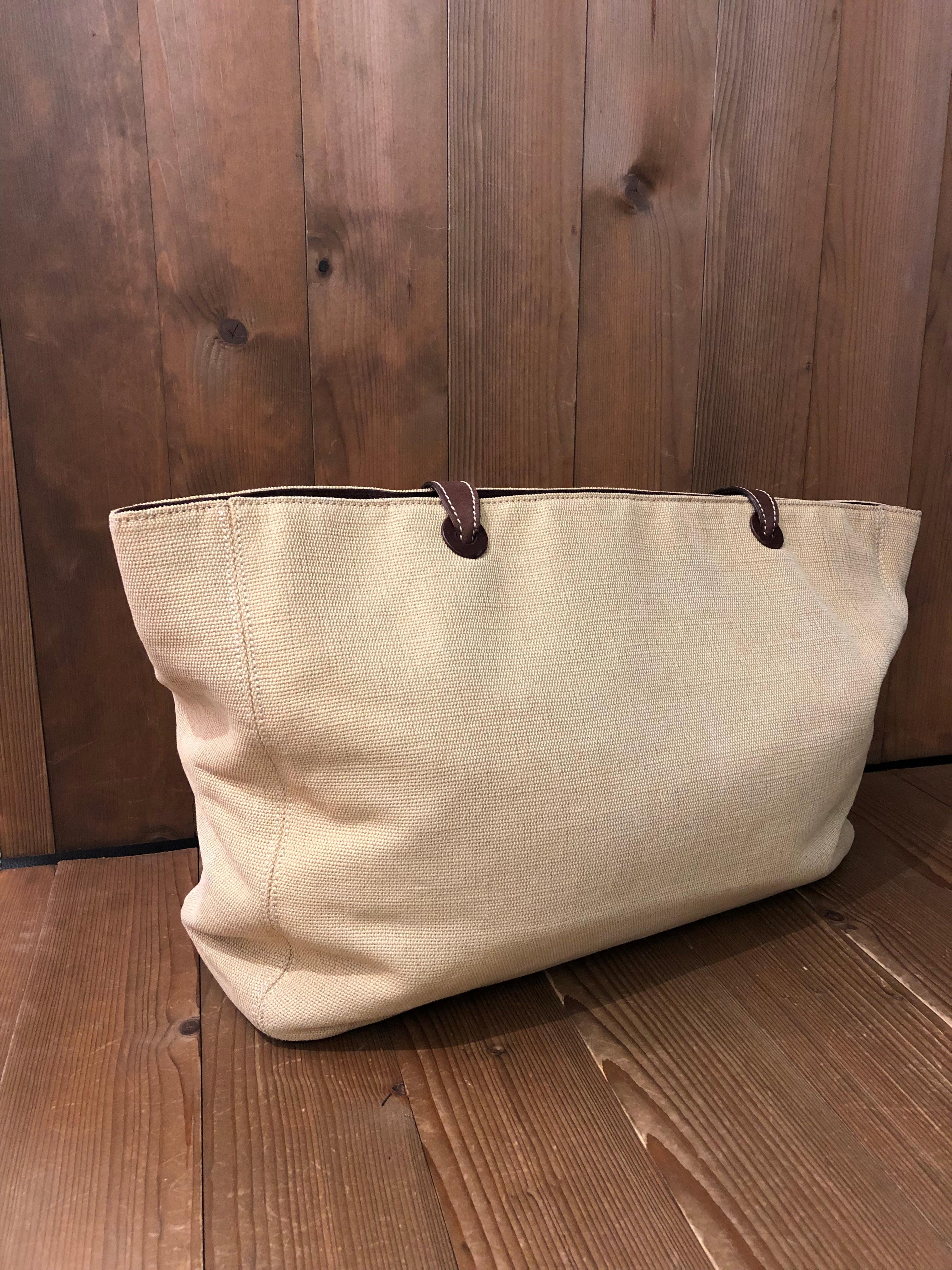 1990s Vintage CHANEL Oversized Linen Tote Bag Beige In Good Condition For Sale In Bangkok, TH