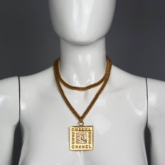 CHANEL PARIS Collier pendentif vintage à découpes carrées avec logo
