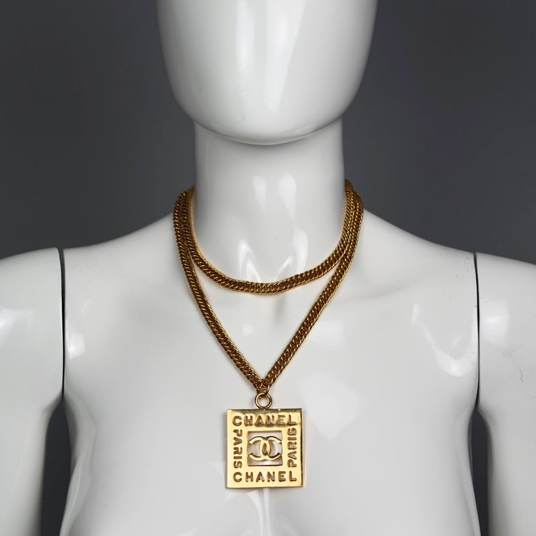 Vintage CHANEL PARIS Logo Cutout Quadratische Halskette mit Anhänger im  Angebot bei 1stDibs