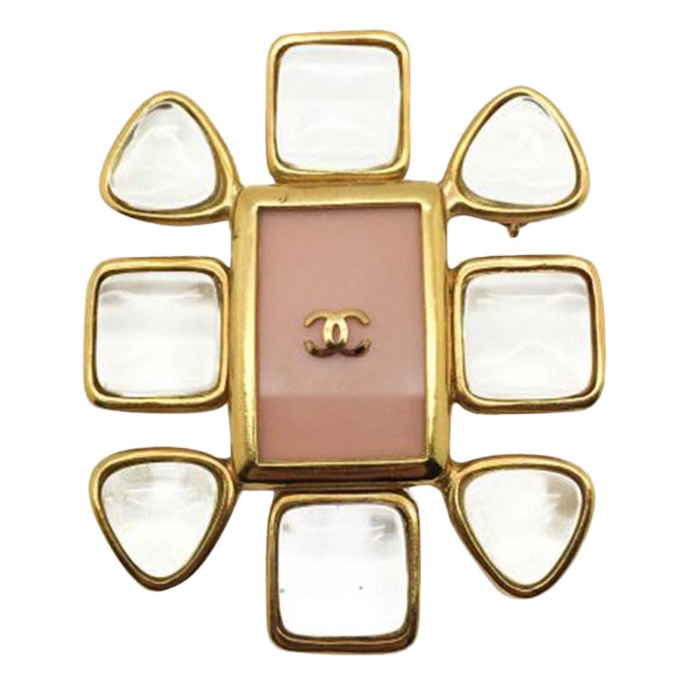 Broche vintage Chanel rosa pastel y logotipo de cristal 1996 en venta 1