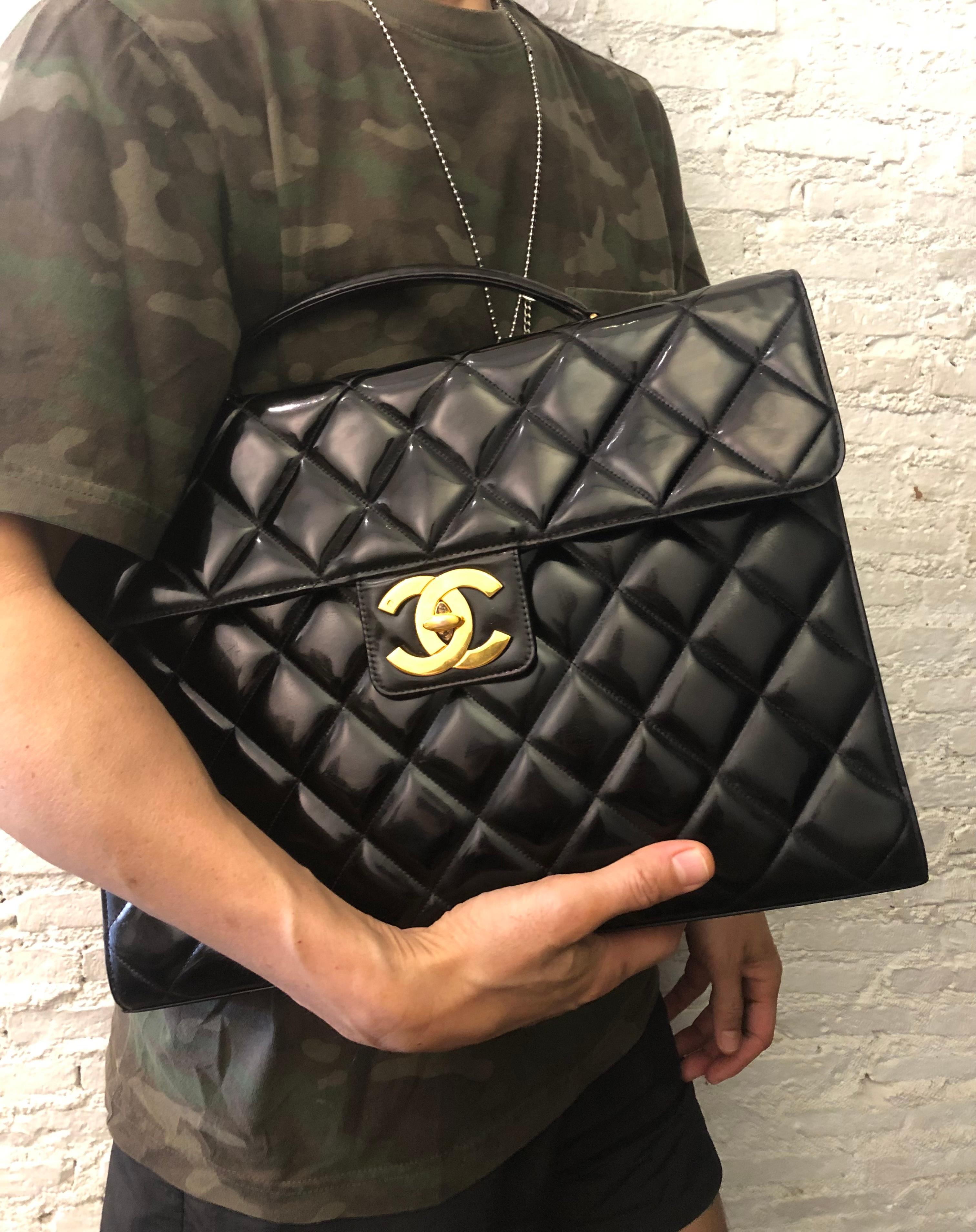 1990 Vintage CHANEL Patent Leather Jumbo Logo Briefcase Attaché Document Black État moyen à Bangkok, TH
