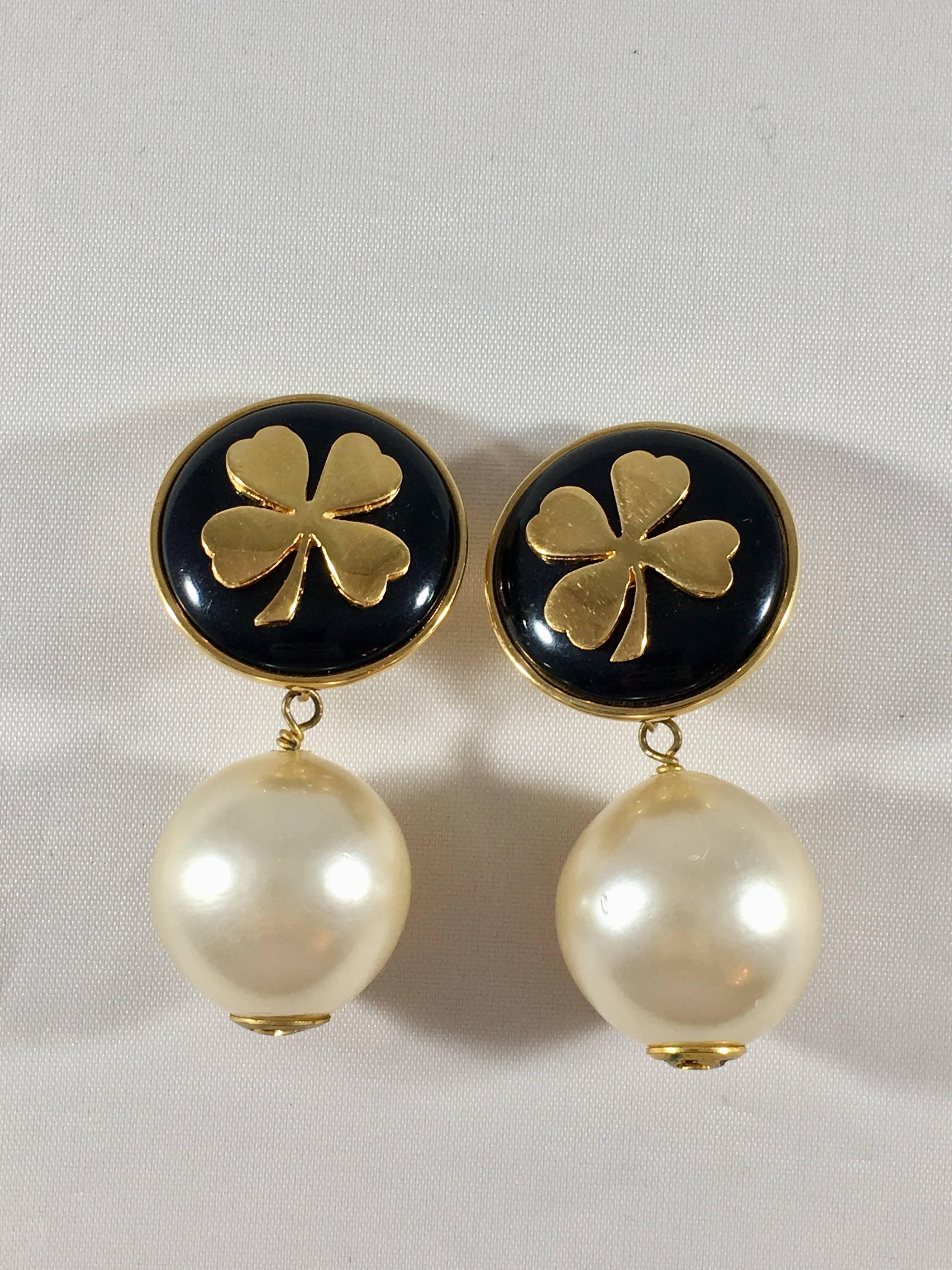 Vintage Chanel Pearl and Clover Dangle Clip-On Earrings 1970s In Excellent Condition For Sale In Chicago, IL