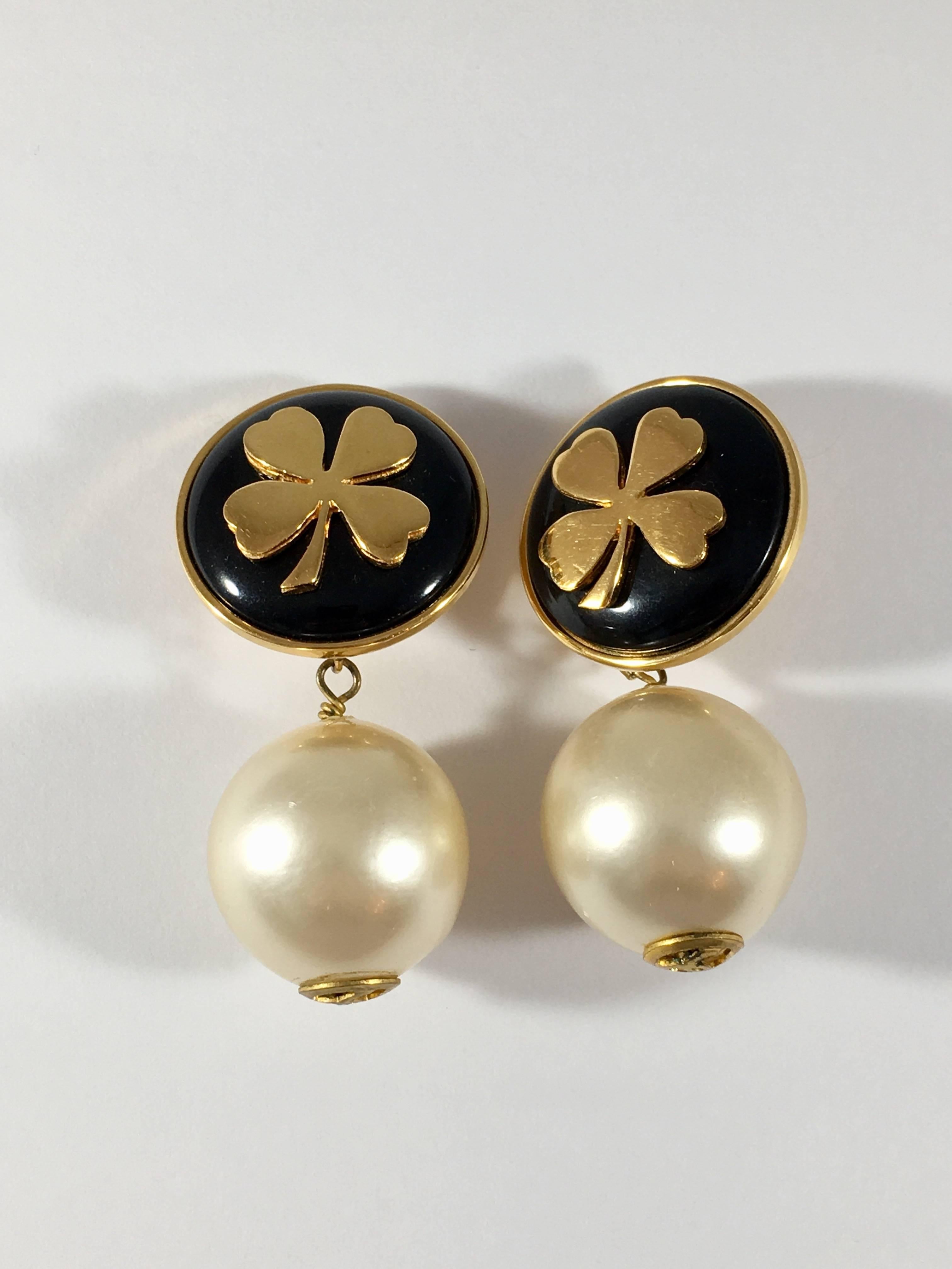 Women's Vintage Chanel Pearl and Clover Dangle Clip-On Earrings 1970s For Sale