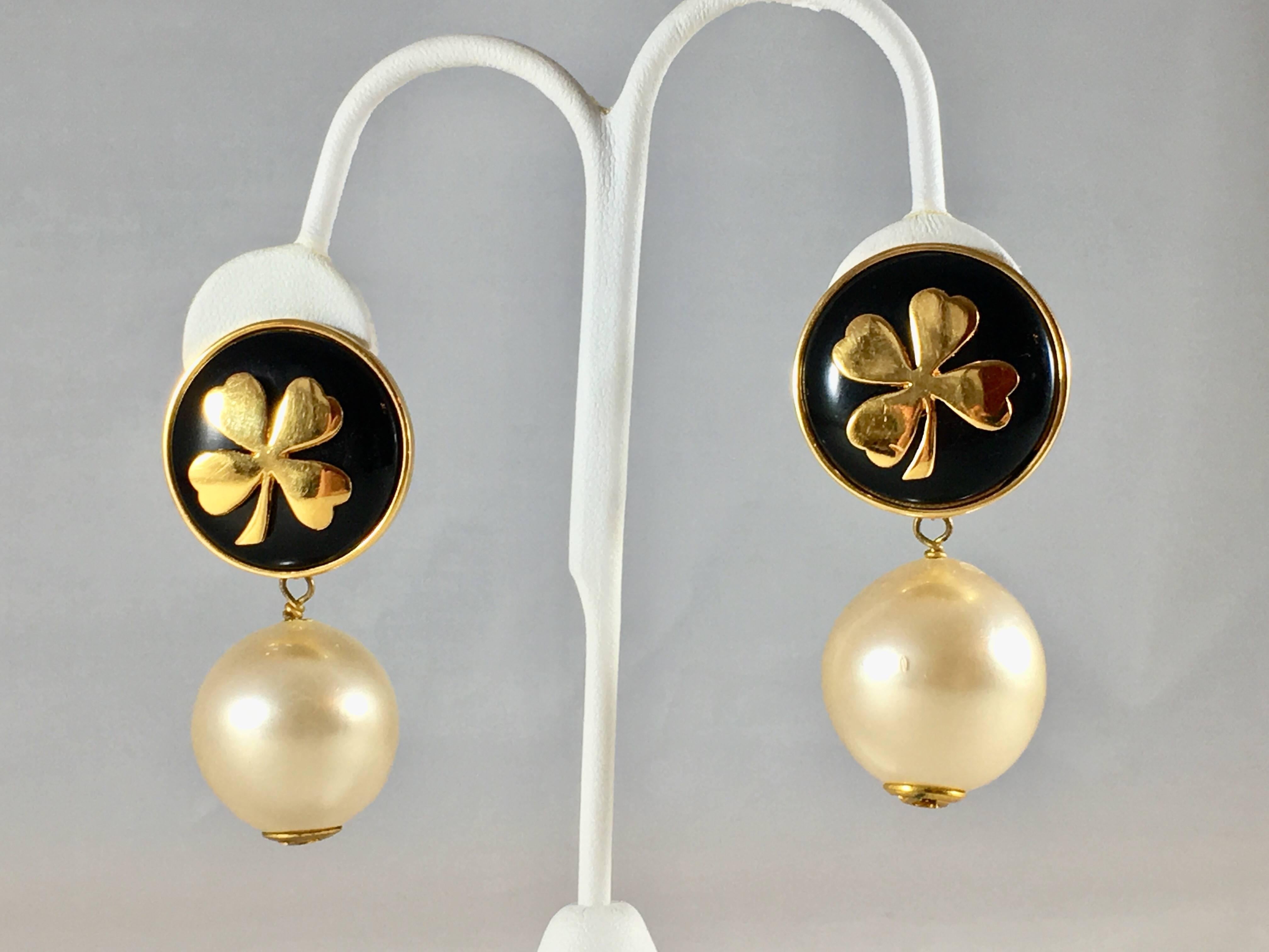 Vintage Chanel Pearl and Clover Dangle Clip-On Earrings 1970s For Sale 1