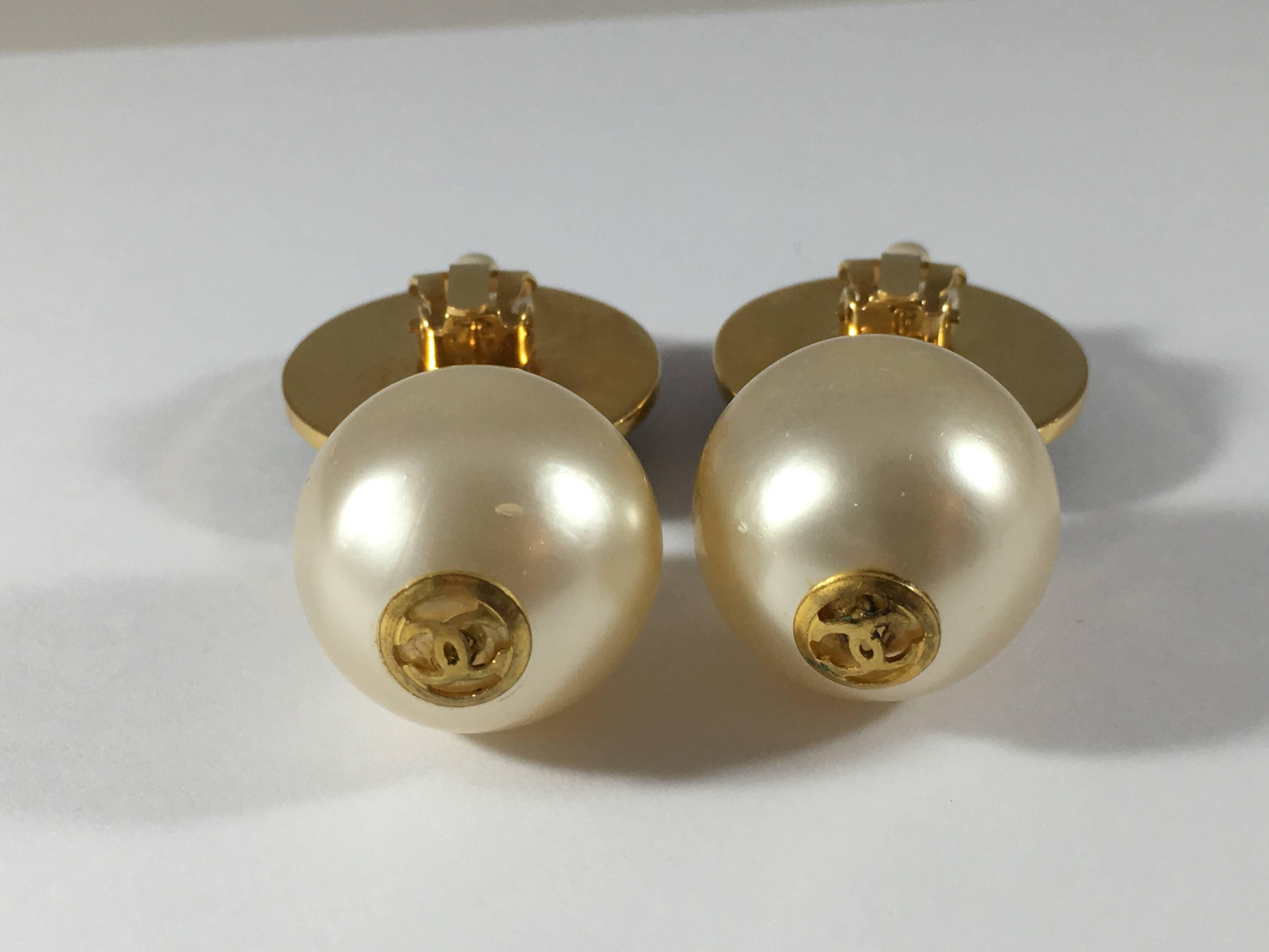 Vintage Chanel Pearl and Clover Dangle Clip-On Earrings 1970s For Sale 2