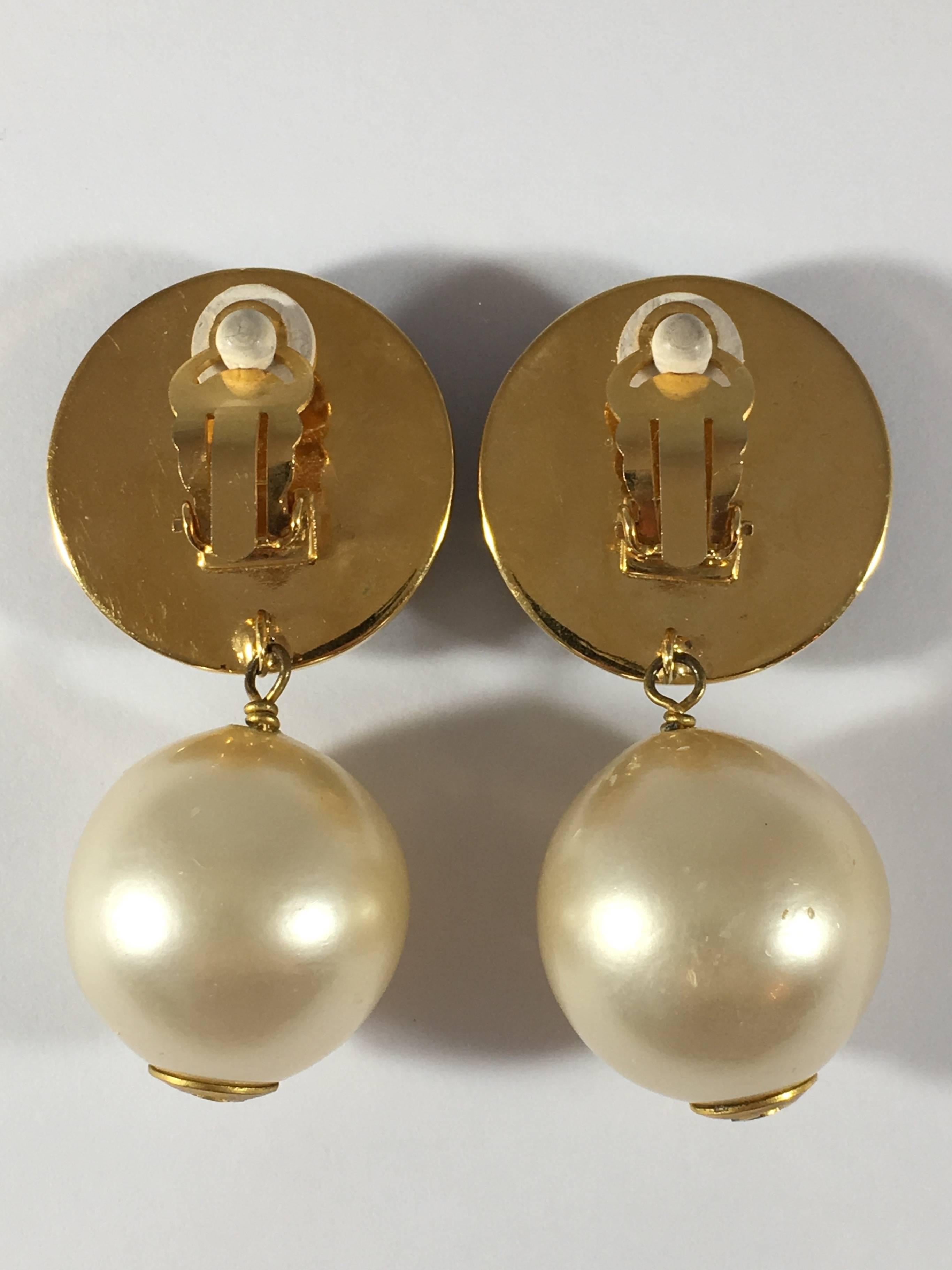 Vintage Chanel Pearl and Clover Dangle Clip-On Earrings 1970s For Sale 3