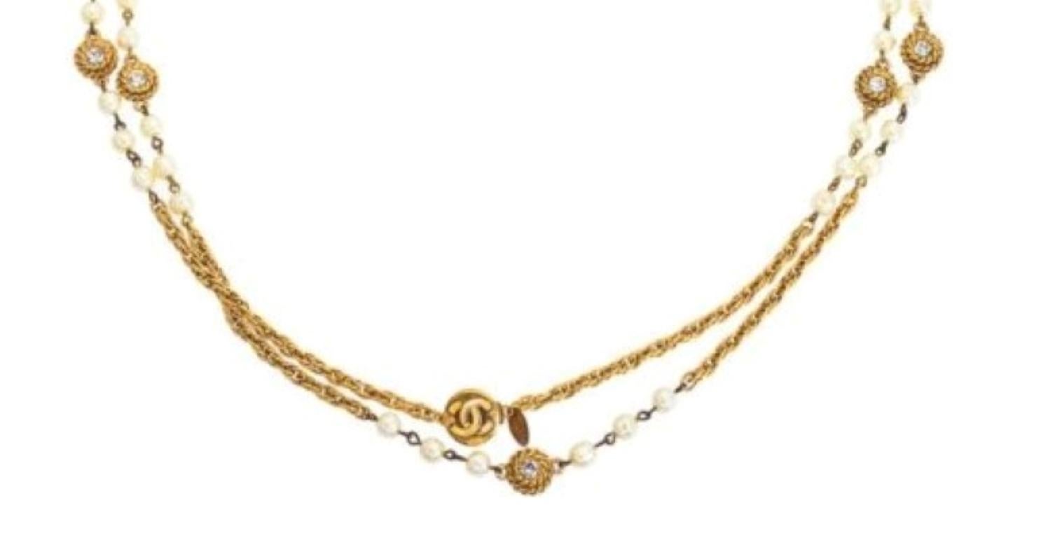 Beautiful Vintage Chanel long sautoir necklace with rhinestones and pearls.

Specifications: Length: 70 inches
