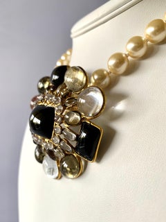 Chanel Collier/Broche pendentif fantaisie vintage en perles, verre noir et transparent